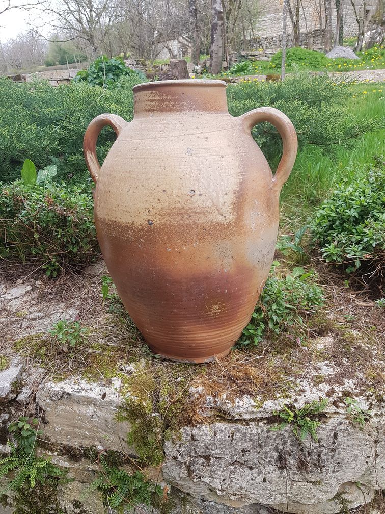 Oil jar in varnished sandstone