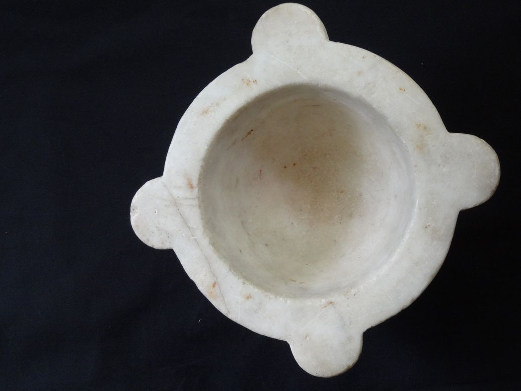 Carrara marble mortar of nineteenth century 26 x 13 cm