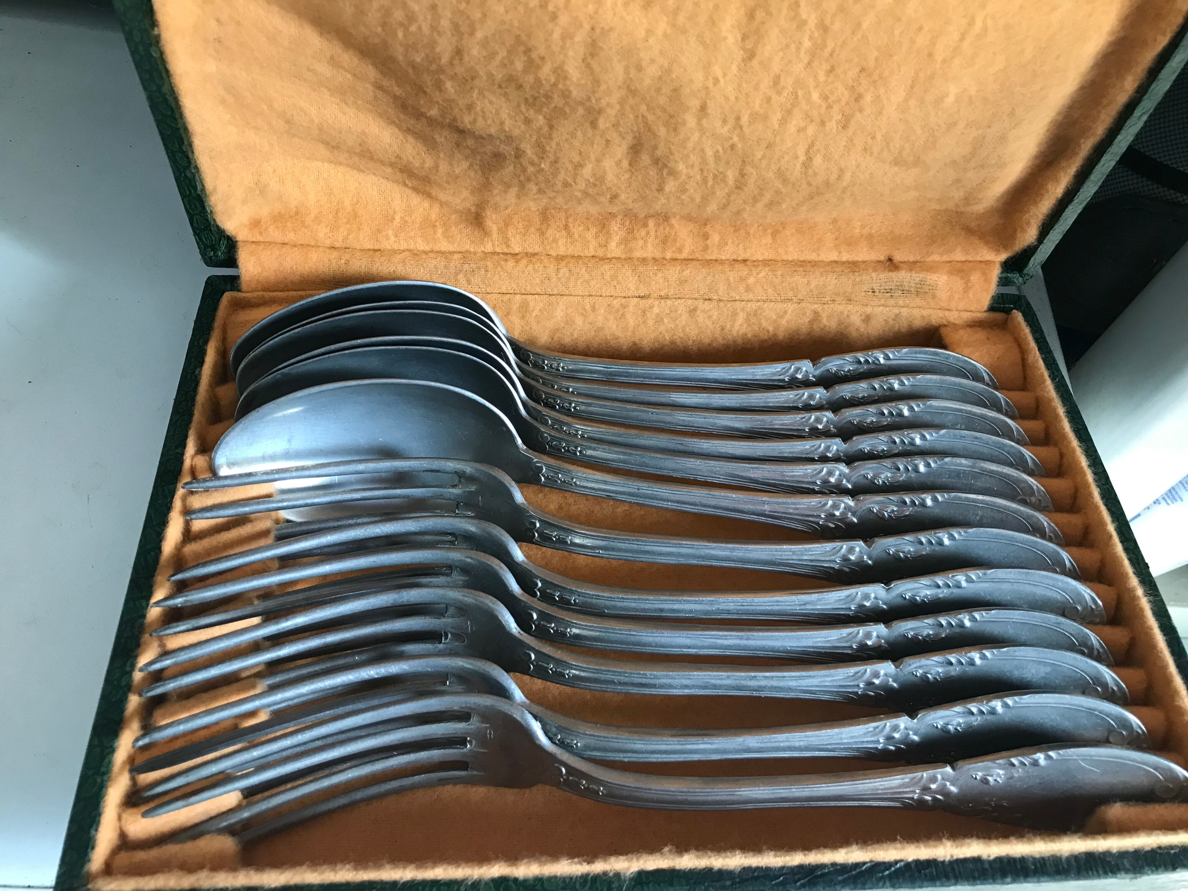 Housewife 12 silver metal table covers