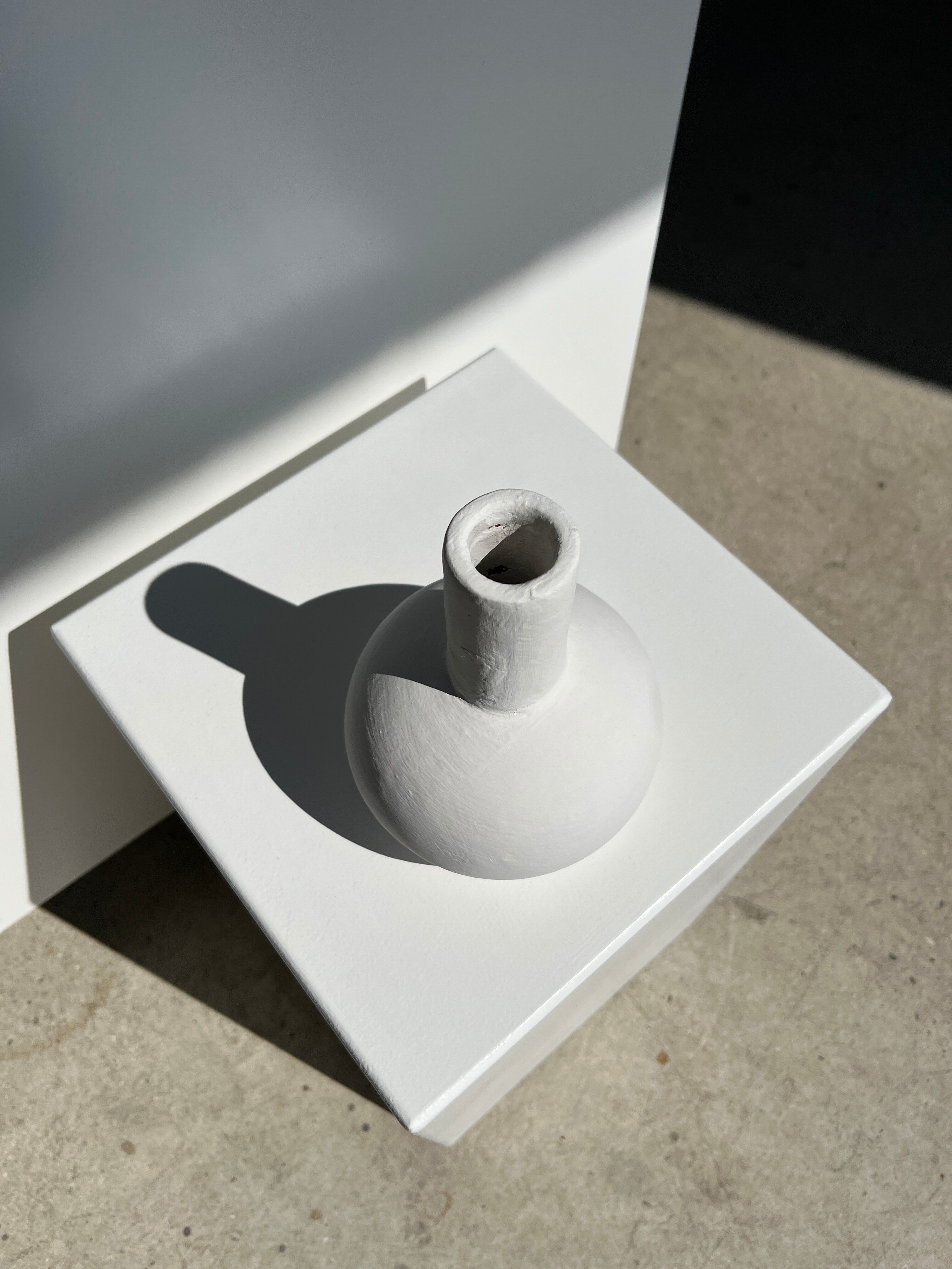 Handmade soliflore drop vase in terracotta painted white h:20 d:15