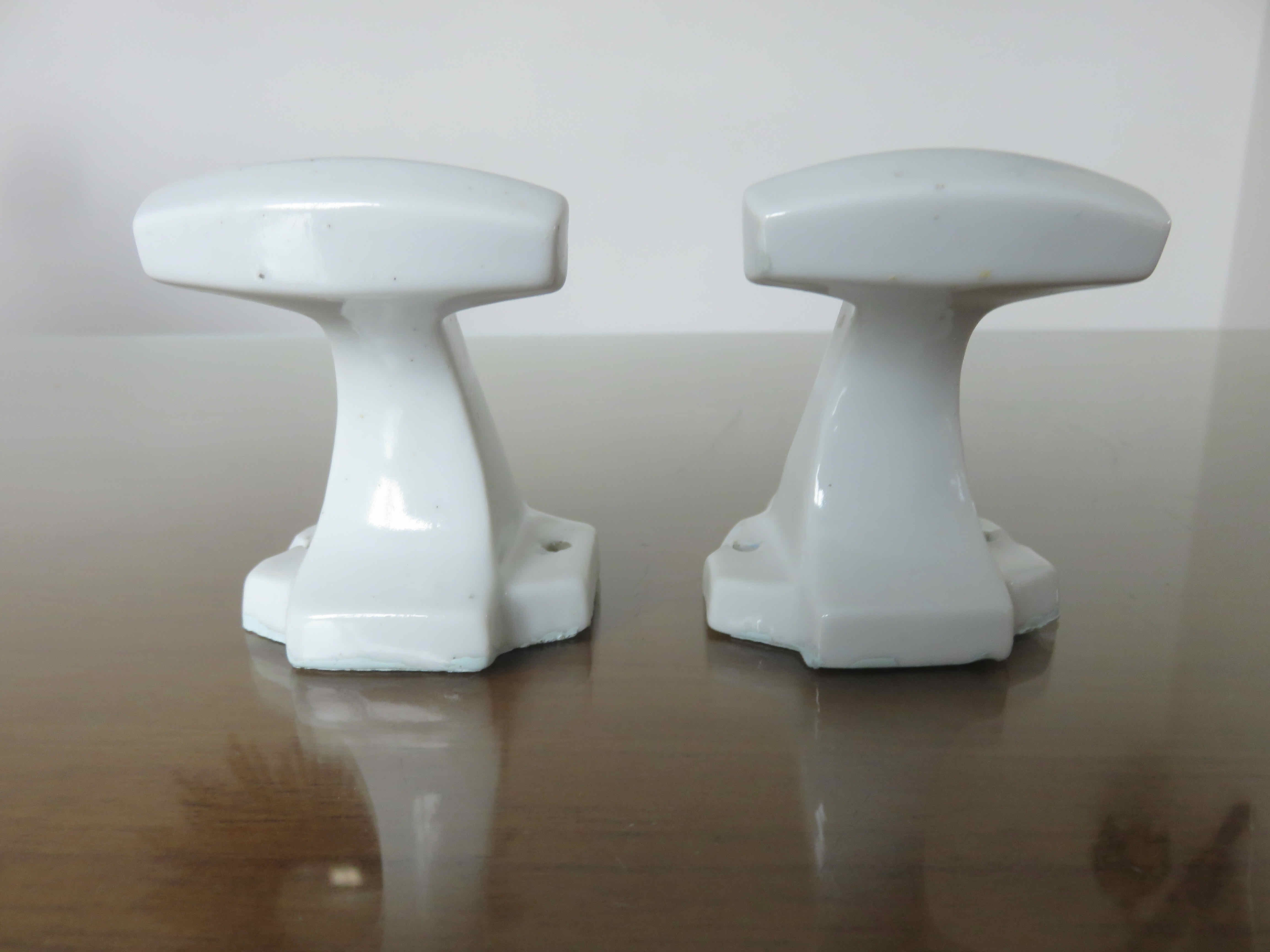 Paire de patères en porcelaine blanche Art Deco années 30 40