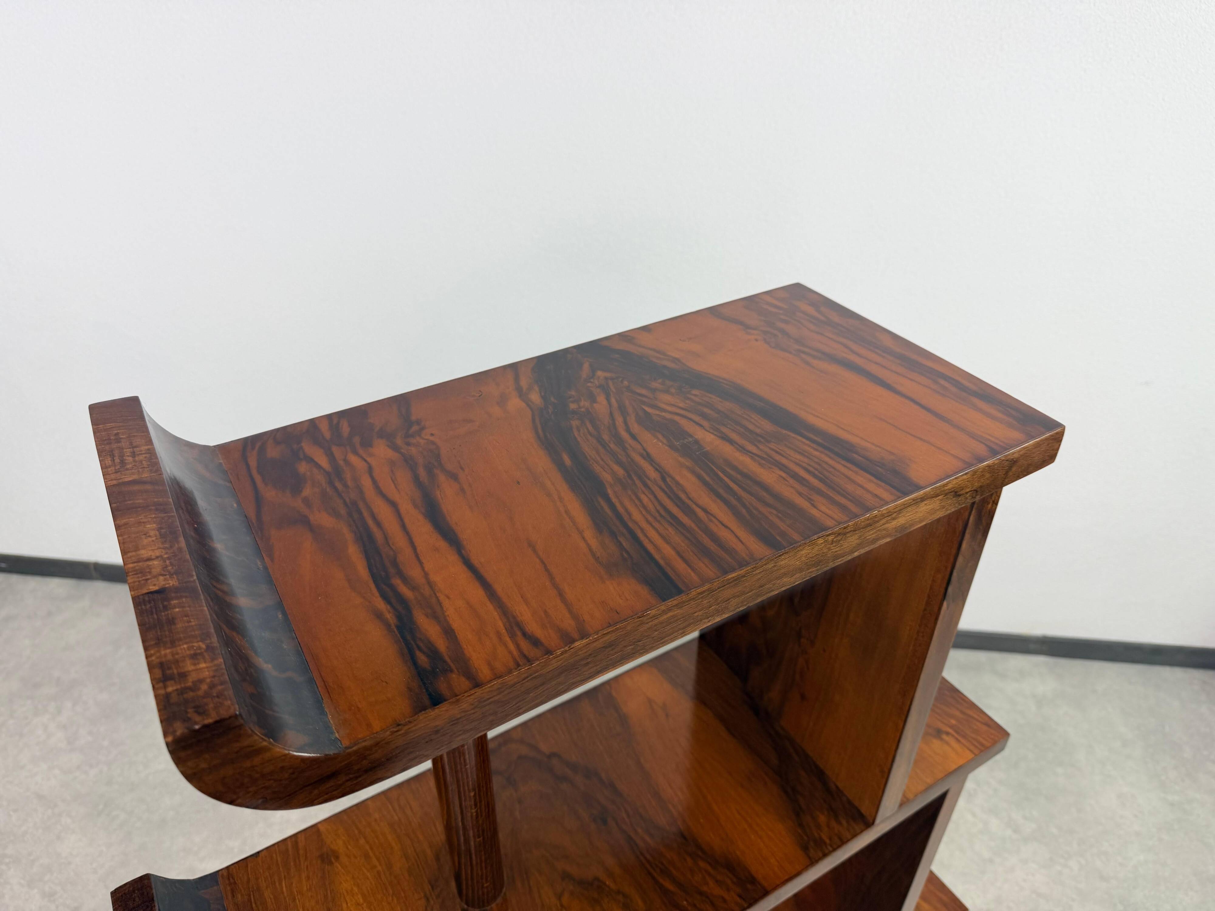 Paire de rares étagères à gradins / séparateurs de pièces de style Art Déco ancien