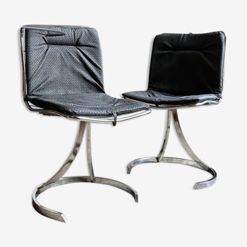2 chaises en métal chromé et skaï tressé noir années 1970