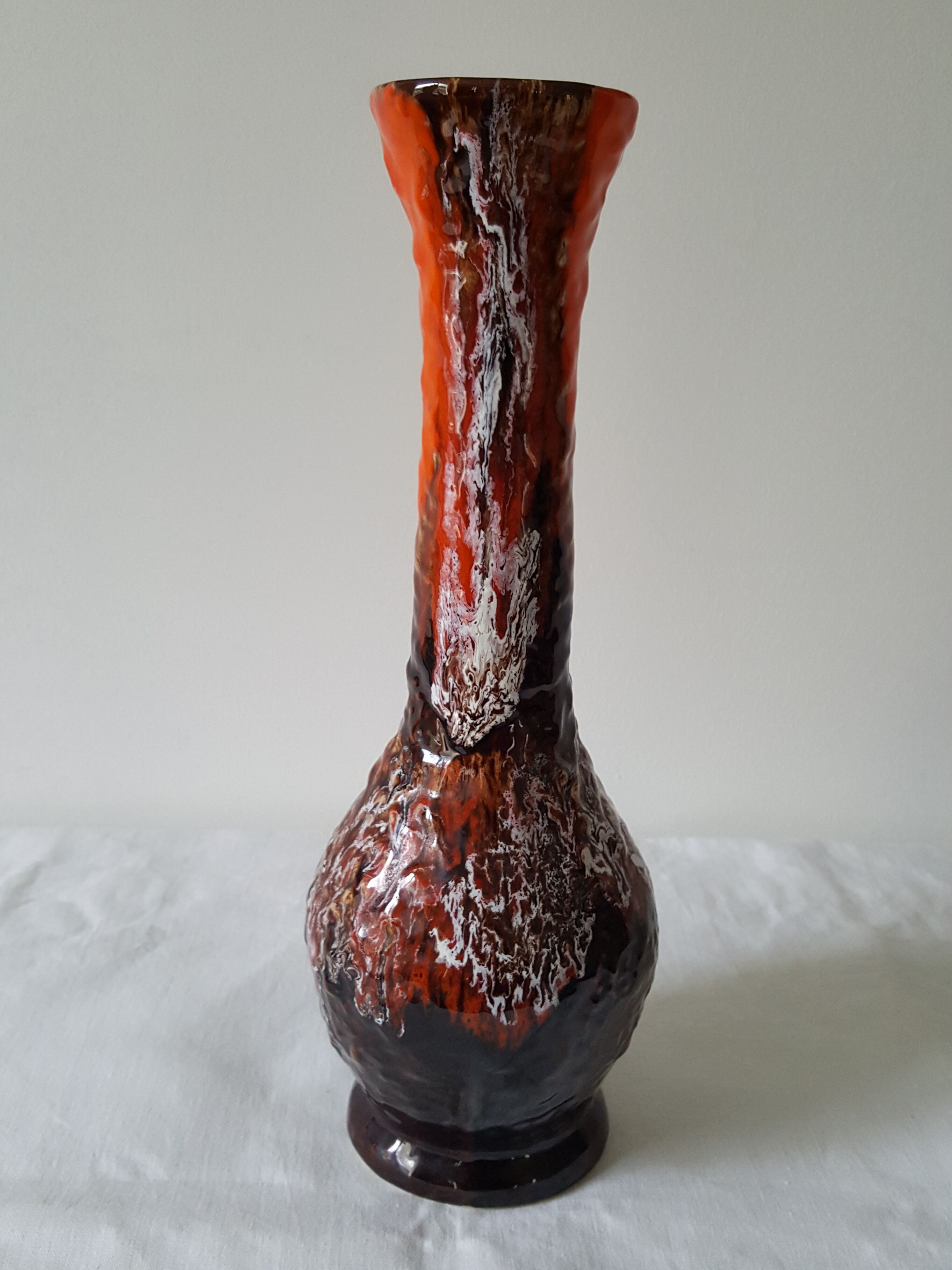 Vase en céramique orange marron avec coulures en relief