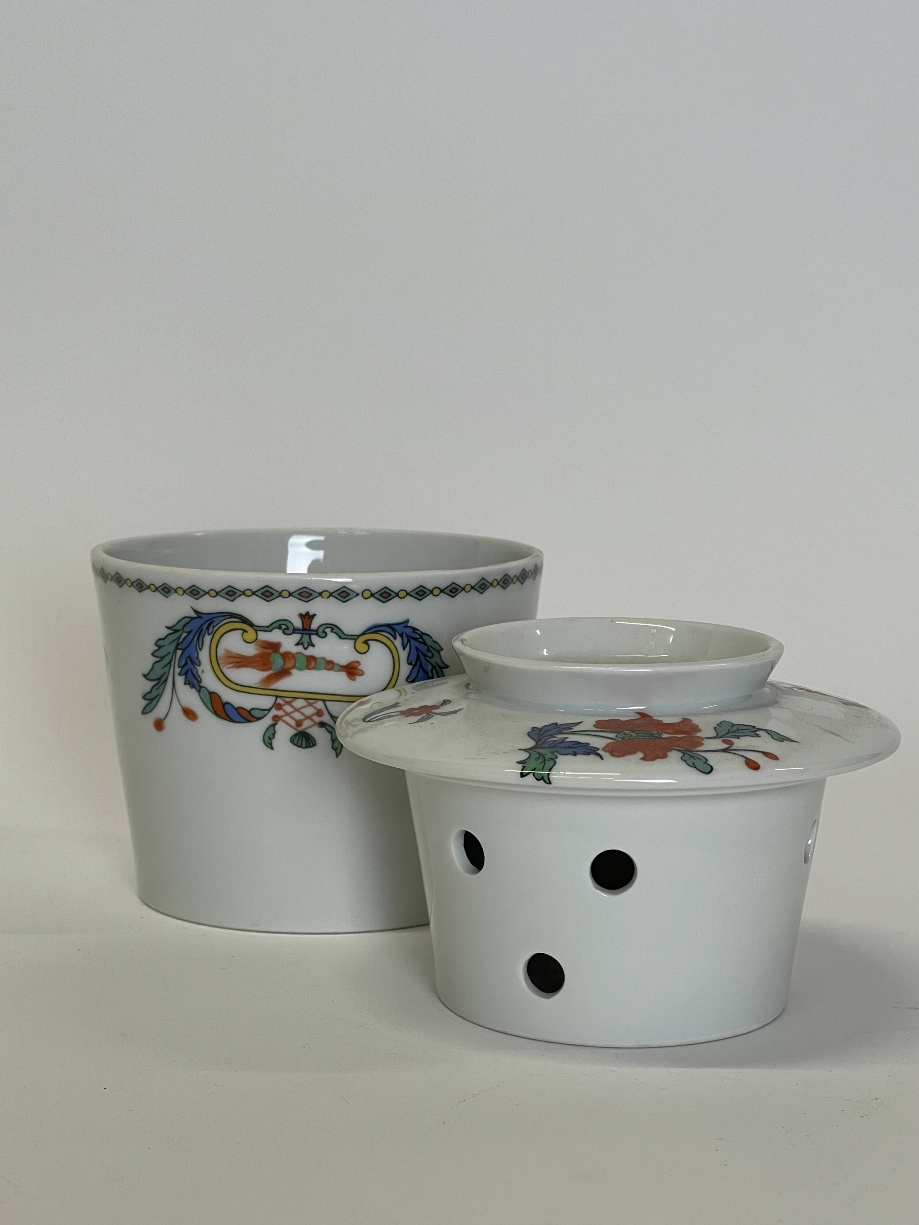 Service de table en porcelaine de Paris modèle décor Pavot, 21 pièces