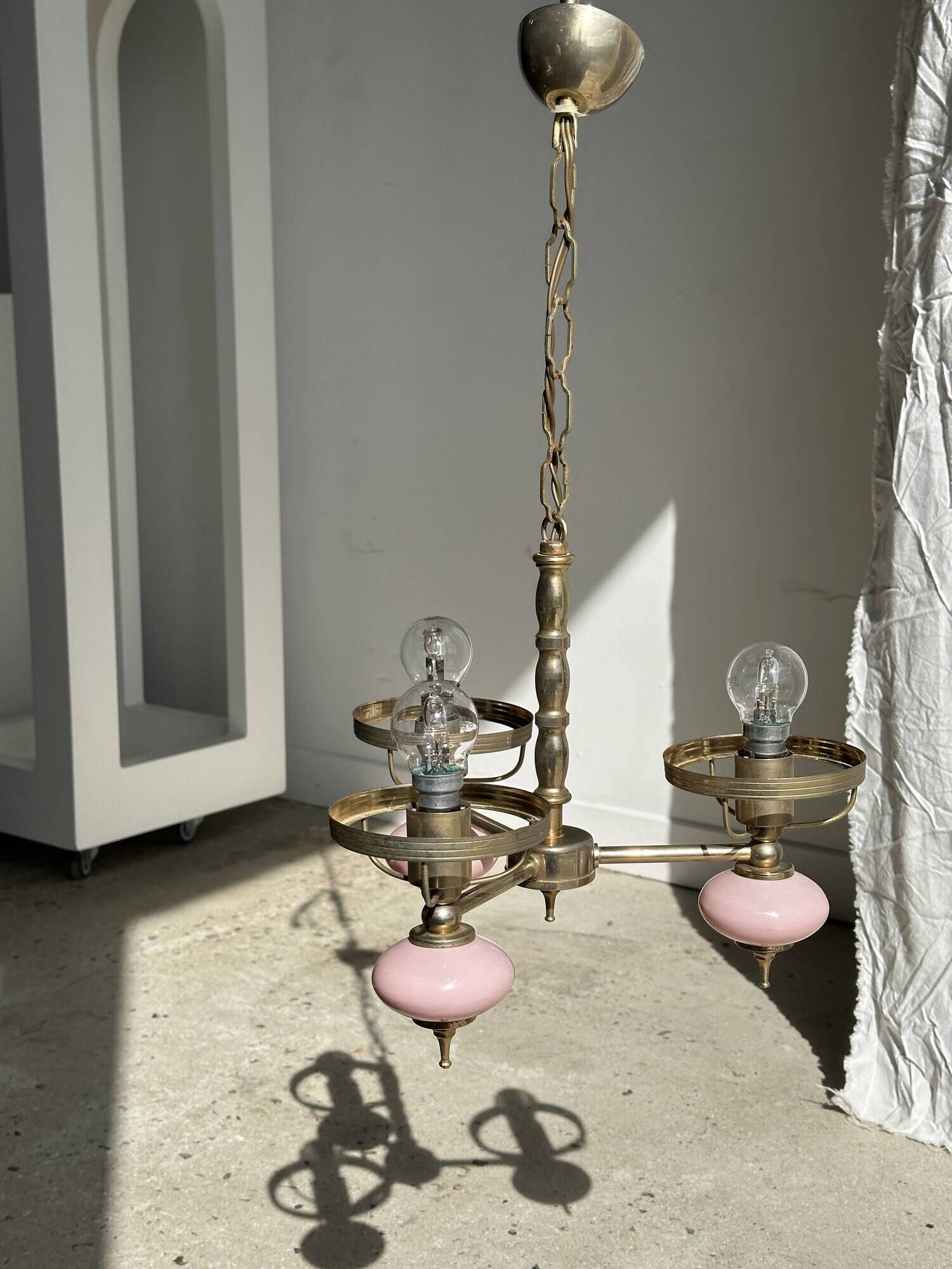 Petit lustre rose et doré à 3 bras de lumières