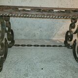 Table basse en ferforgé stylisée