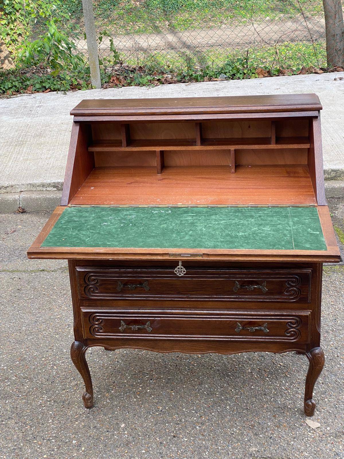 Secretary desk with slanted top and 3 drawers in Louis XV style.