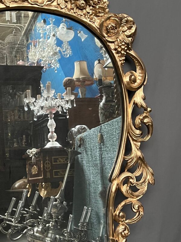 Miroir ancien en bois de style rococo. Noyer massif.