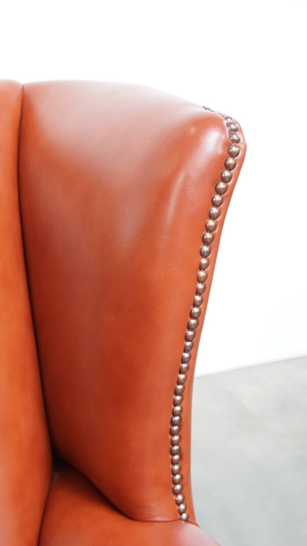 Fauteuil à oreilles Chesterfield en cuir de vachette lisse et élégant