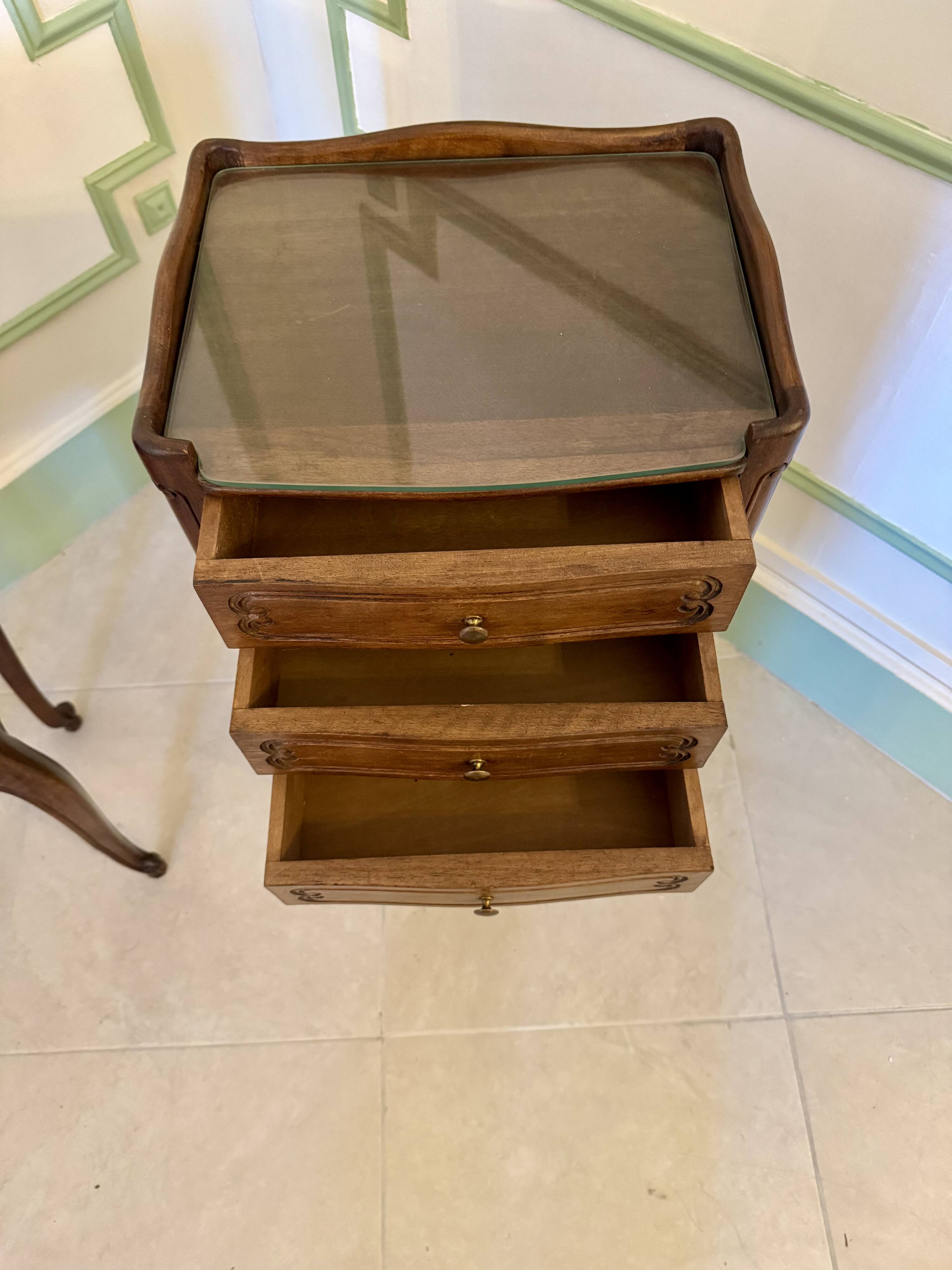 Paire de tables de chevet anciennes