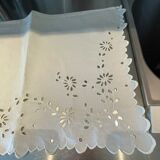 Linge ancien brodé Richelieu dessus commode  cheminée