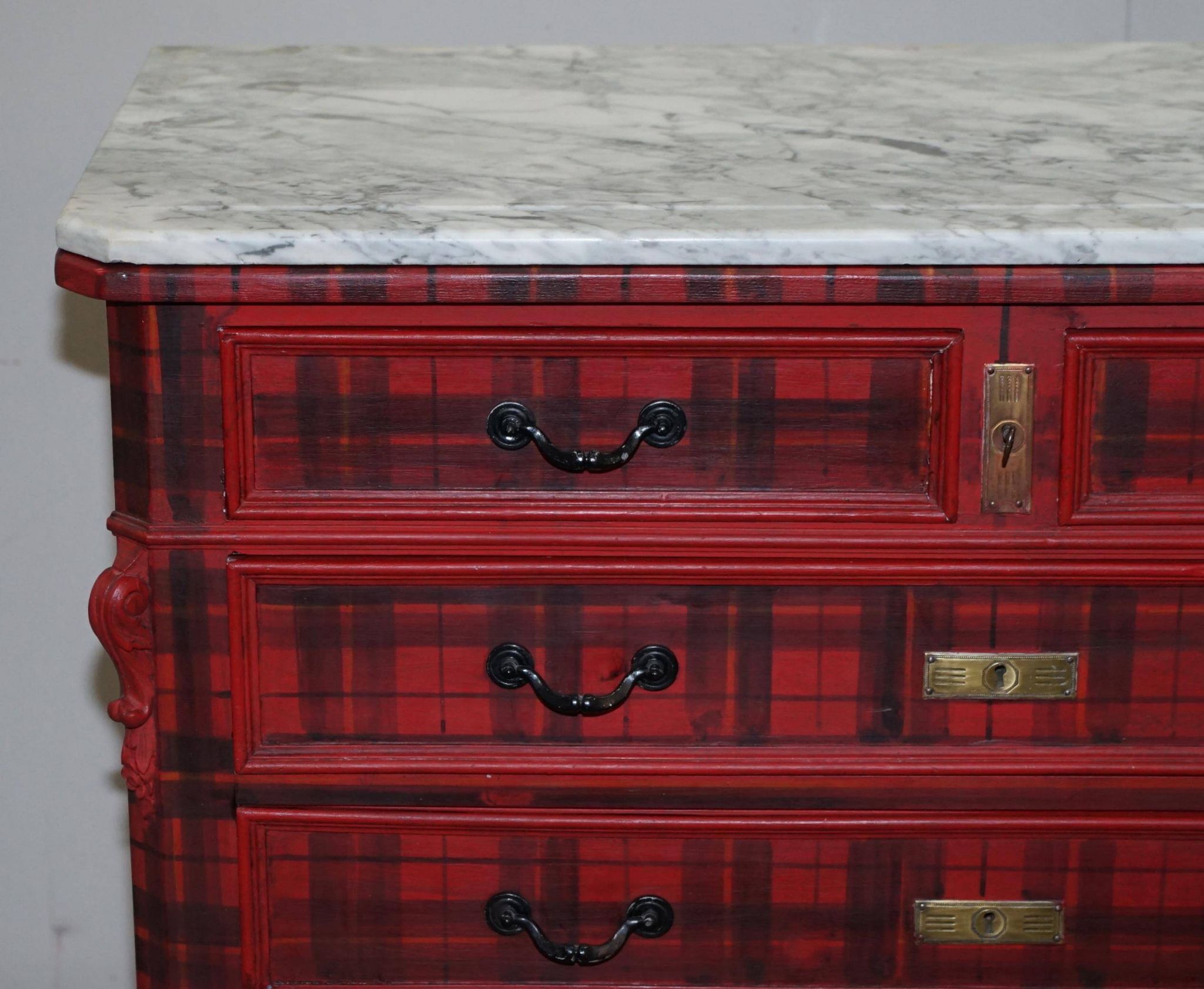 Commode Victorienne avec Revêtement Tartan et Plateau en Marbre