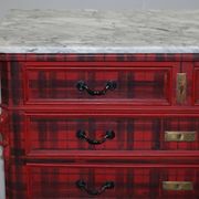 Commode Victorienne avec Revêtement Tartan et Plateau en Marbre
