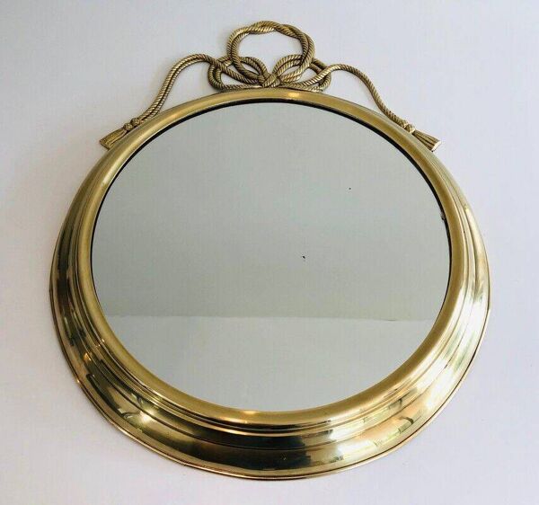Grand miroir décoratif ovale en laiton orné d'un important nœud torsadé