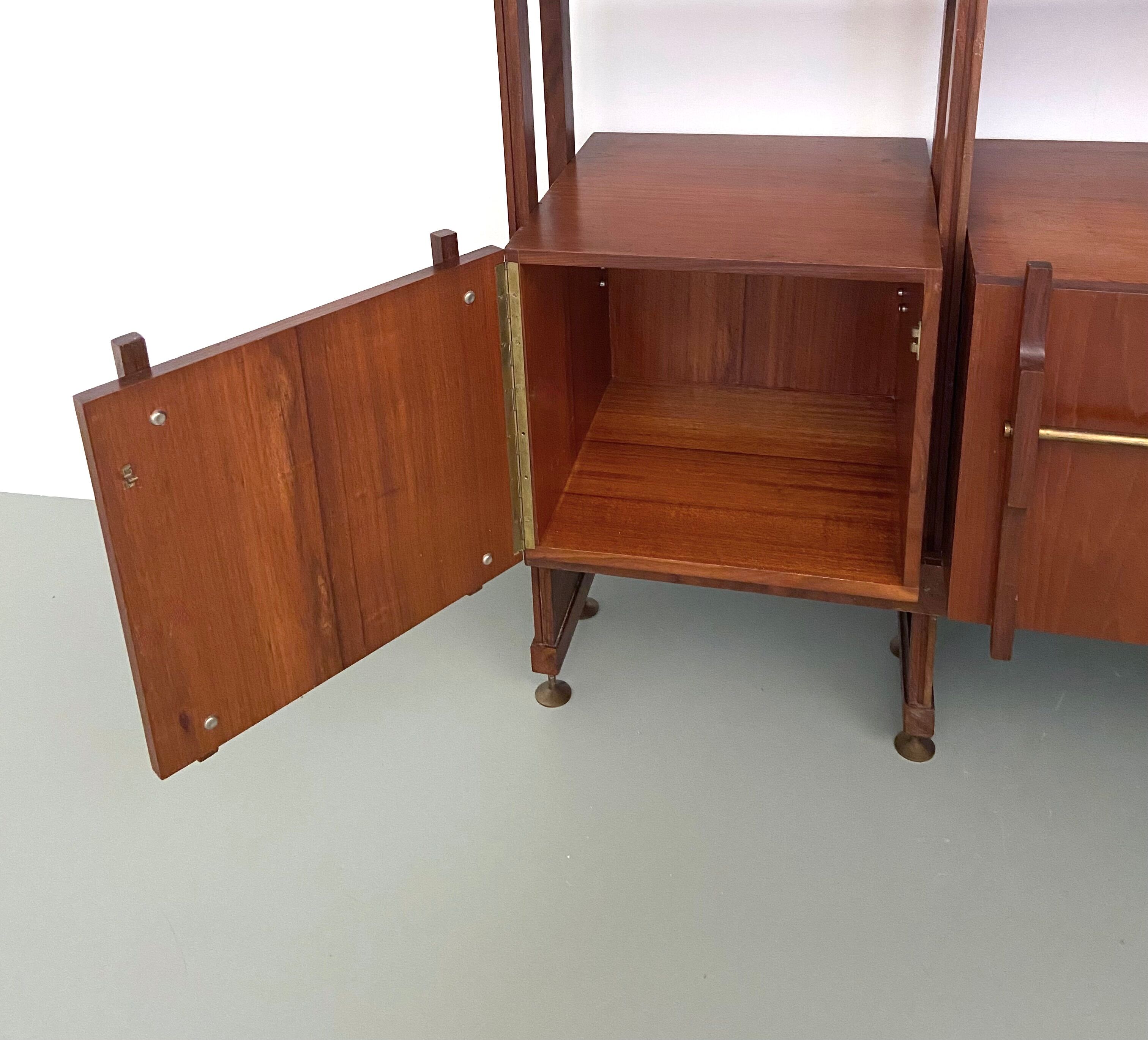 Bibliothèque en teck, noyer et laiton, Italie, années 1960