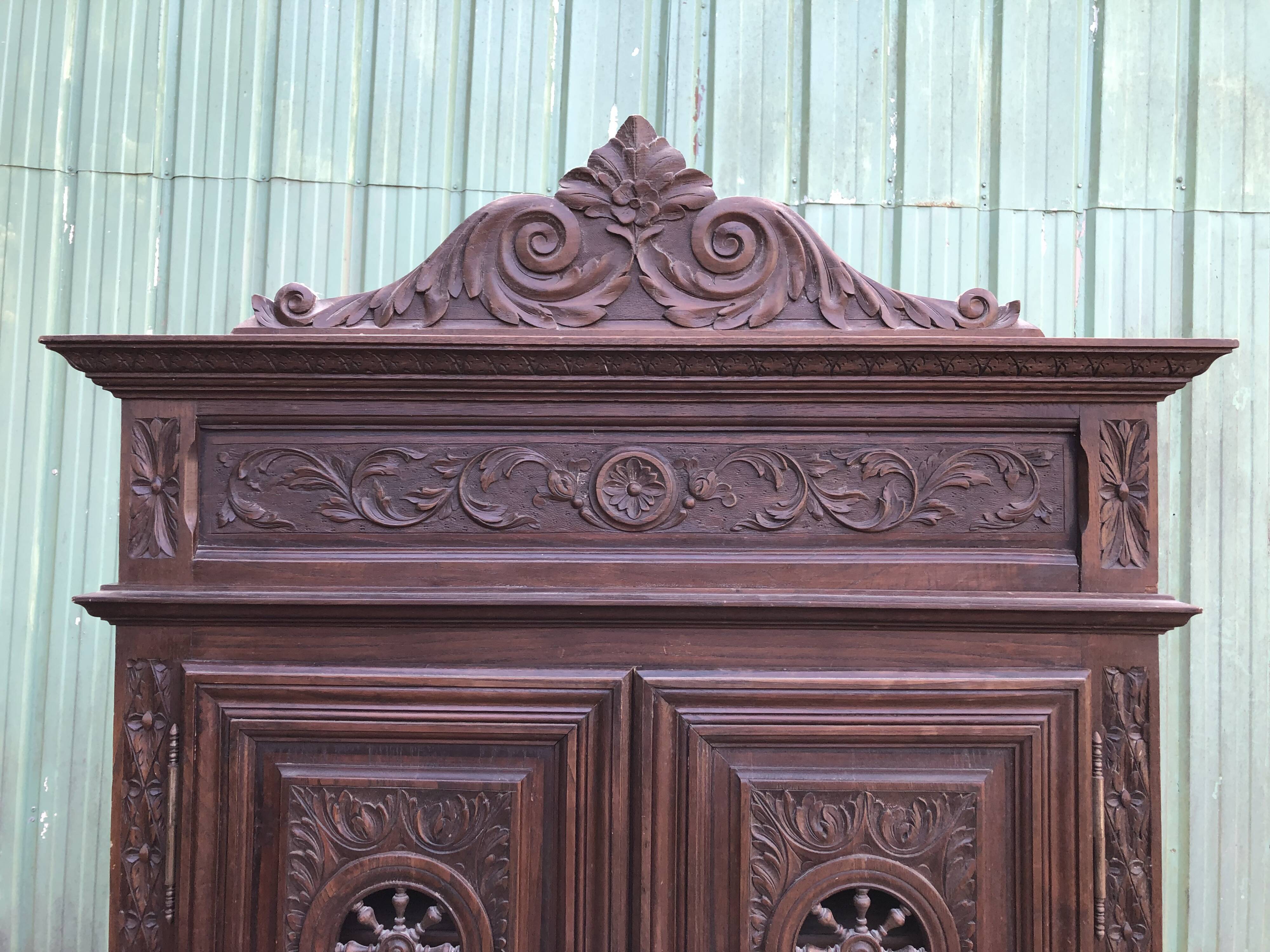 Breton cabinet with carved characters of the early 20th century with 2 doors and 1 oak drawer.