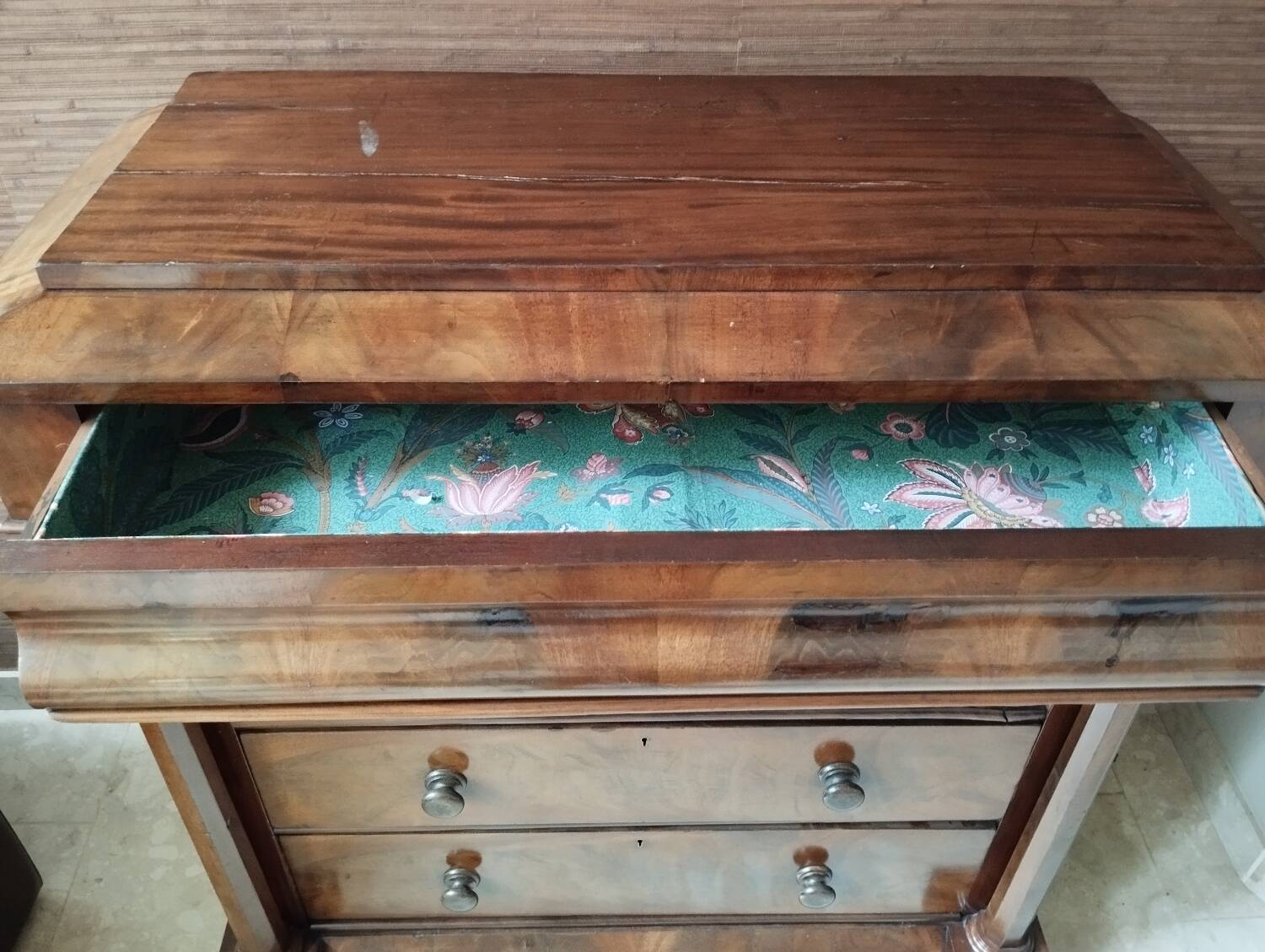 Antique English mahogany chest of drawers