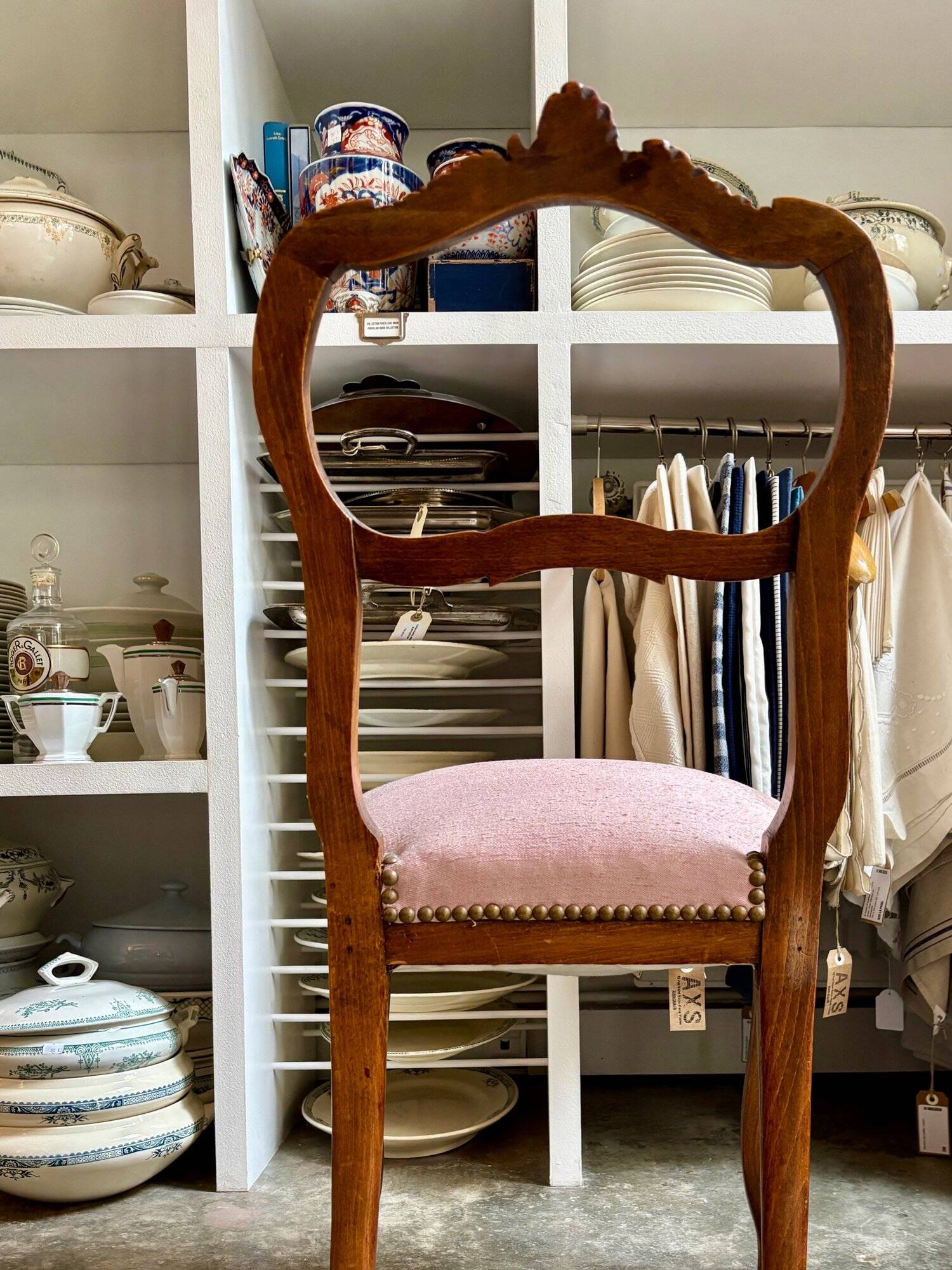 Chaise en bois ciselé et tissu rose poudré