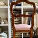 Chaise en bois ciselé et tissu rose poudré