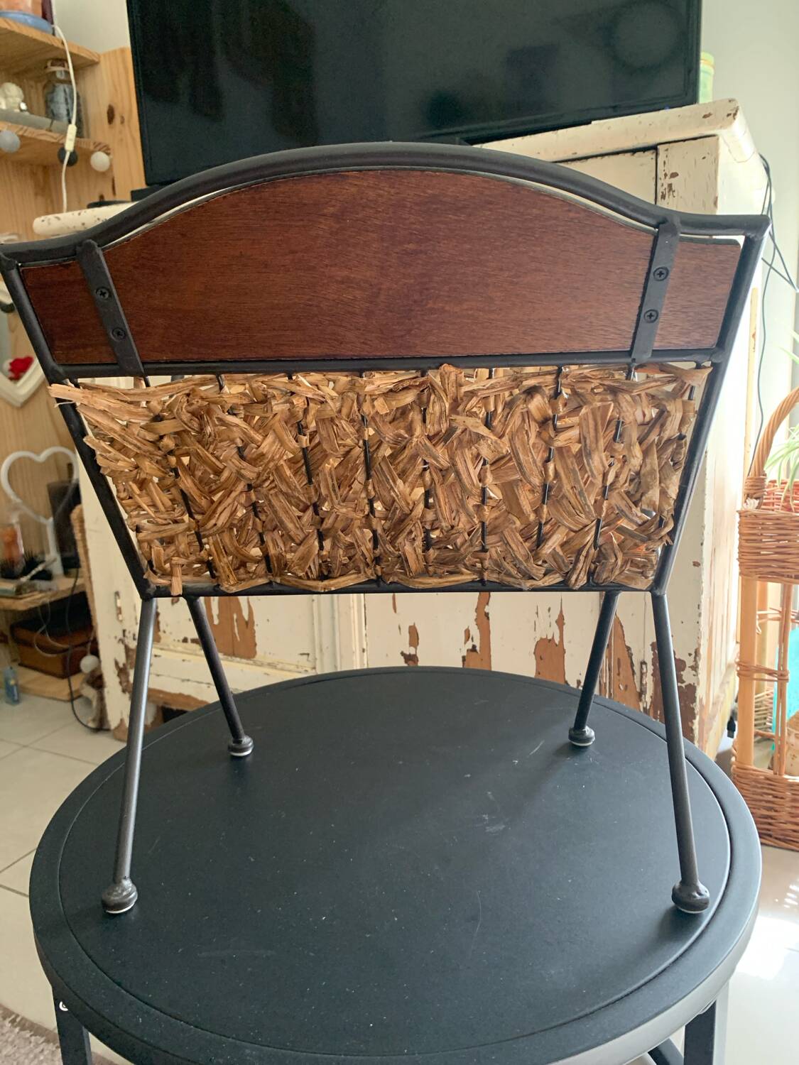 Raffia magazine rack