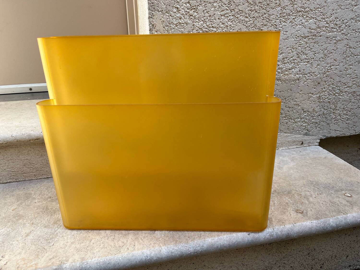 Giotto stoppions magazine holder for kartell