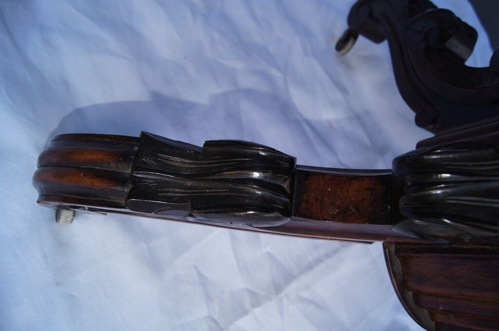 Gueridon en noyer à plateau violonné ouvrant par deux tiroirs en ceinture. Epoque Louis Philippe.