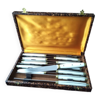 Coffret de 12 couteaux de table vintage en laiton bakélite et inox