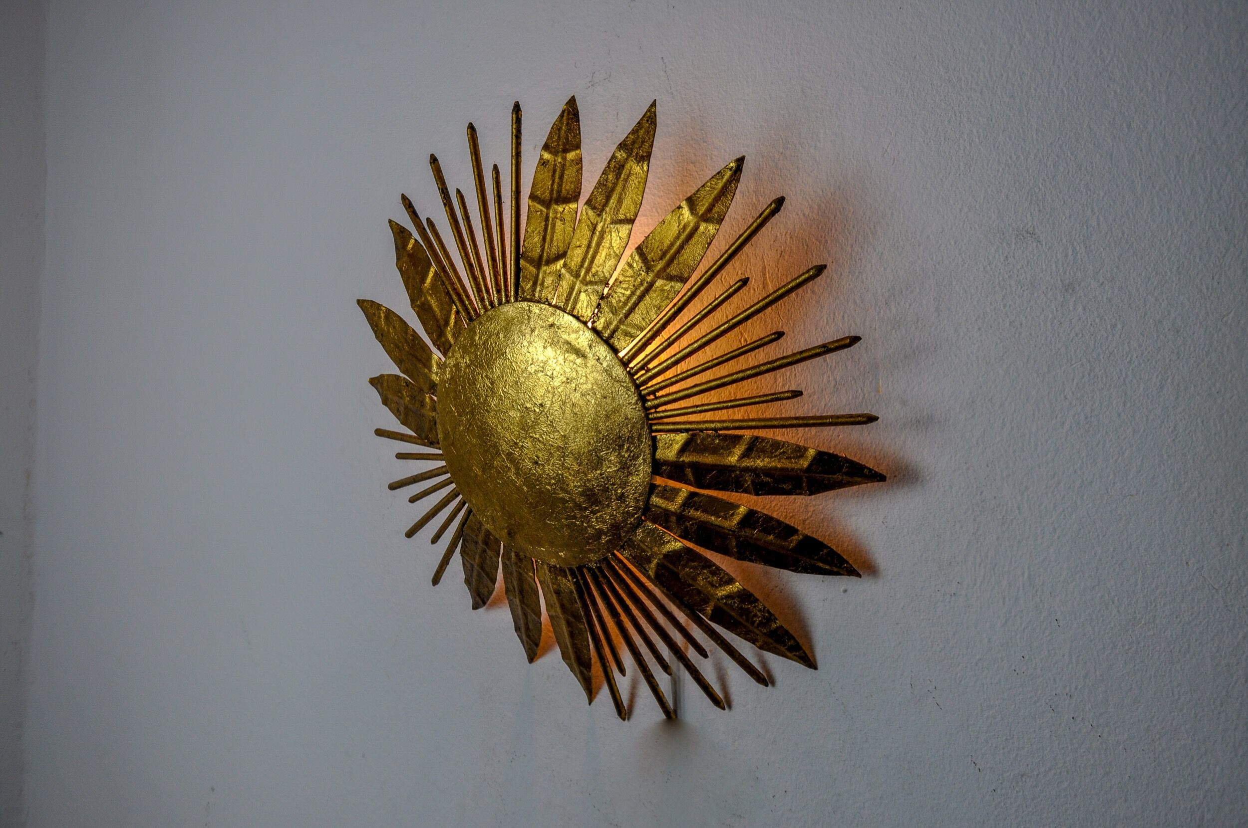Brutalist sun floral wall lamp, gold leaf gilded metal, Italy, 1970