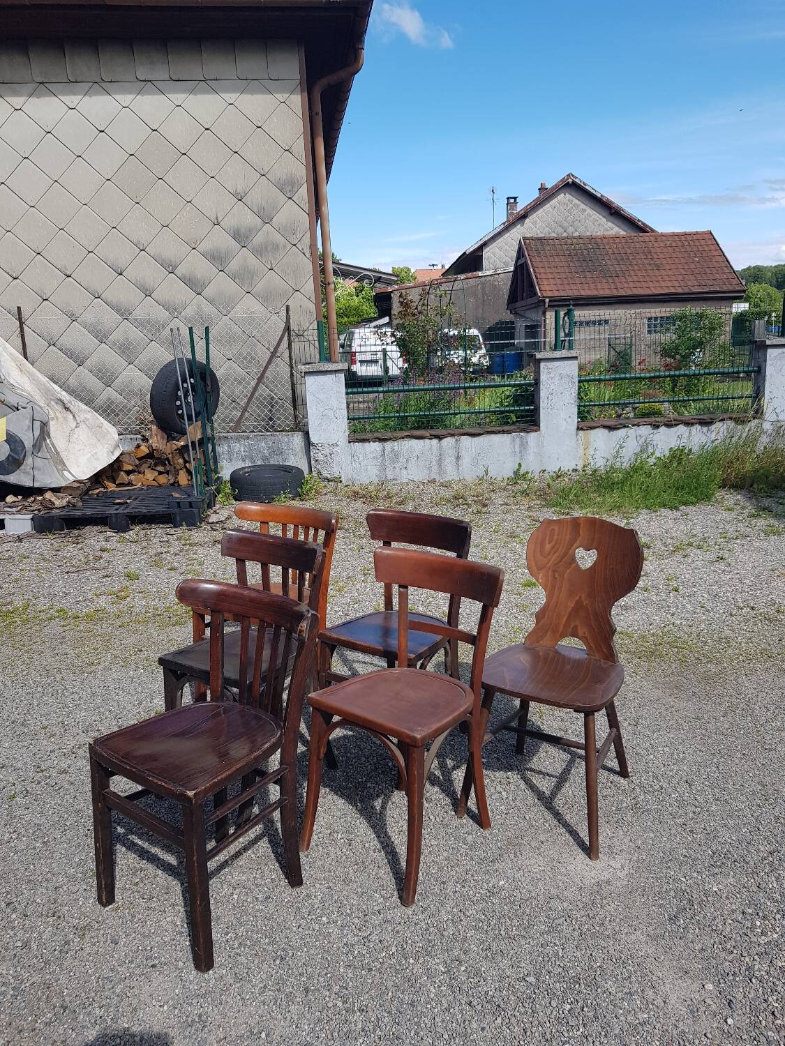 Lot de six chaises de bistrot dépareillées Baumann