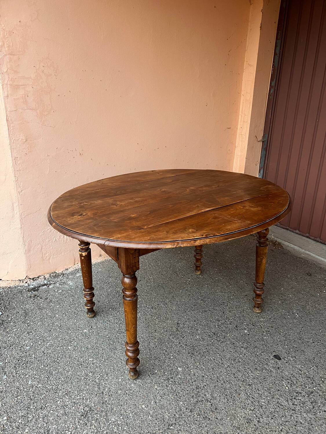 Round wooden folding table