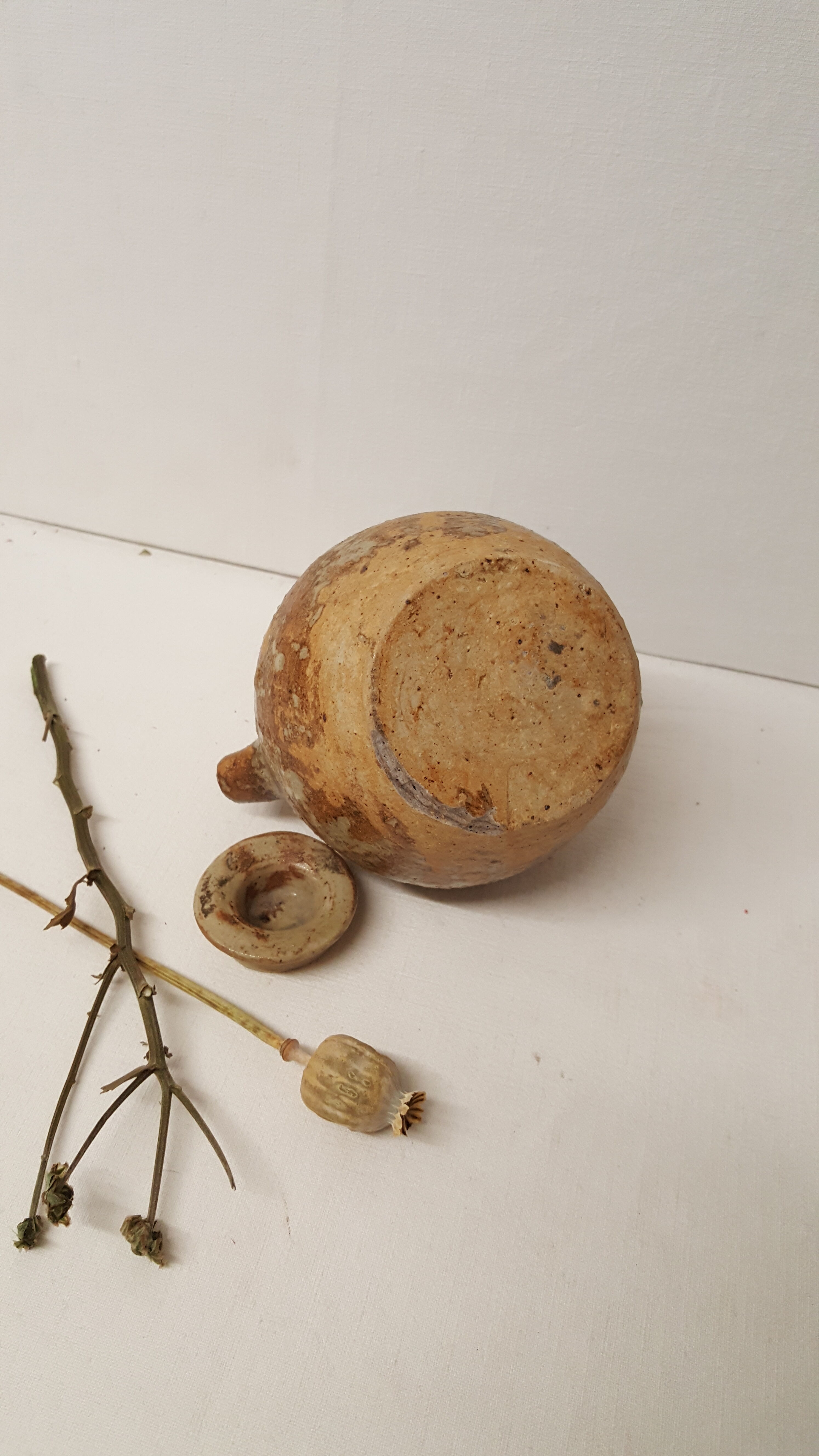 Pot with lid and double sandstone handle