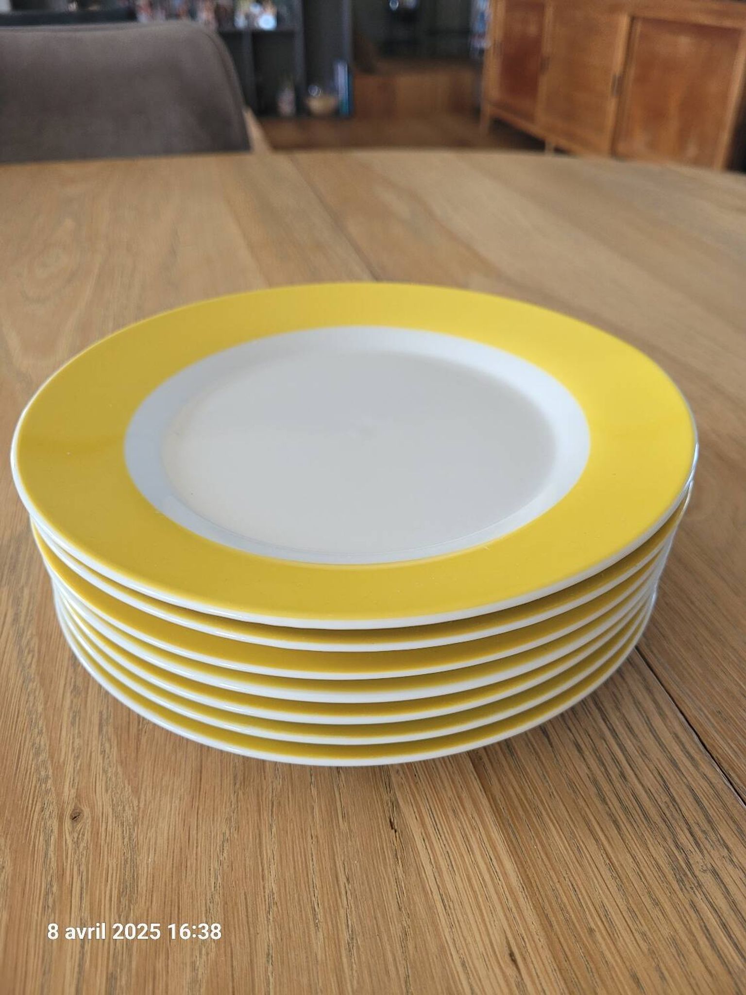 7 assiettes à dessert jaunes et blanches
