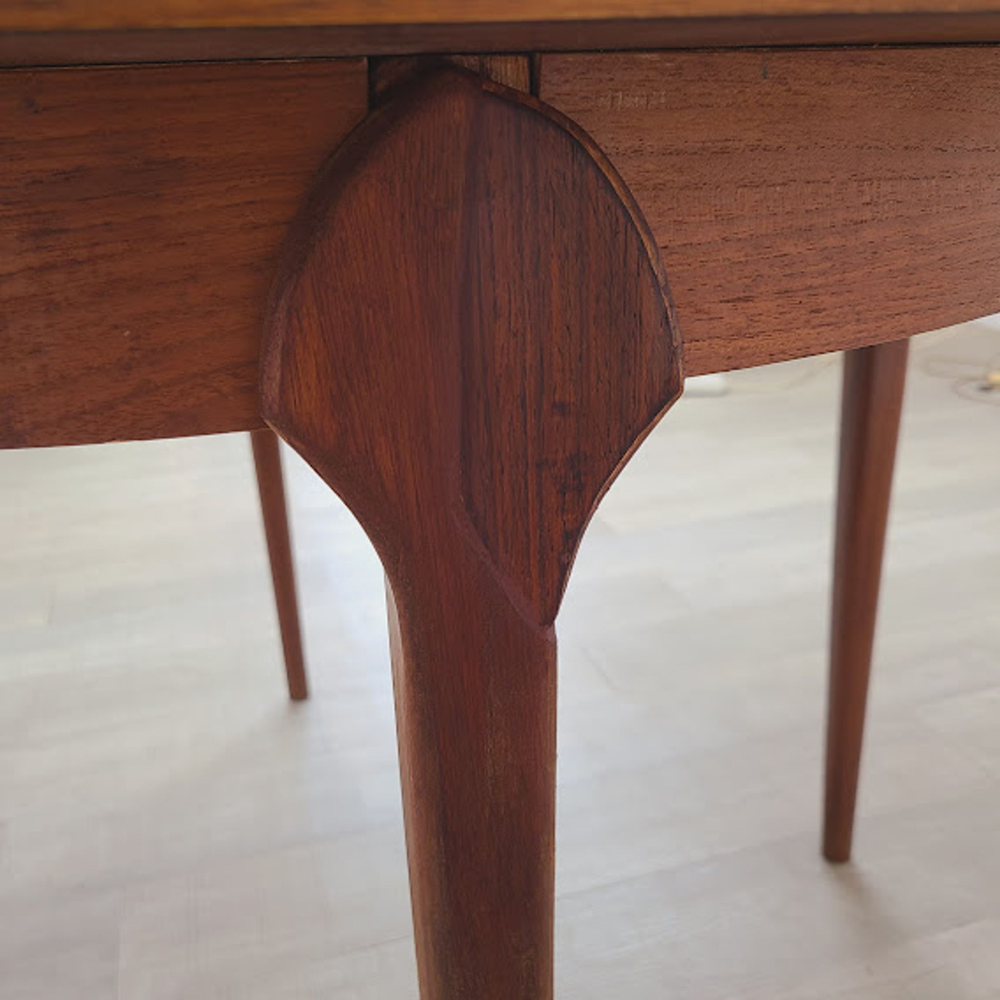 Round dining table McIntosh teak design Scandinavian 50s vintage