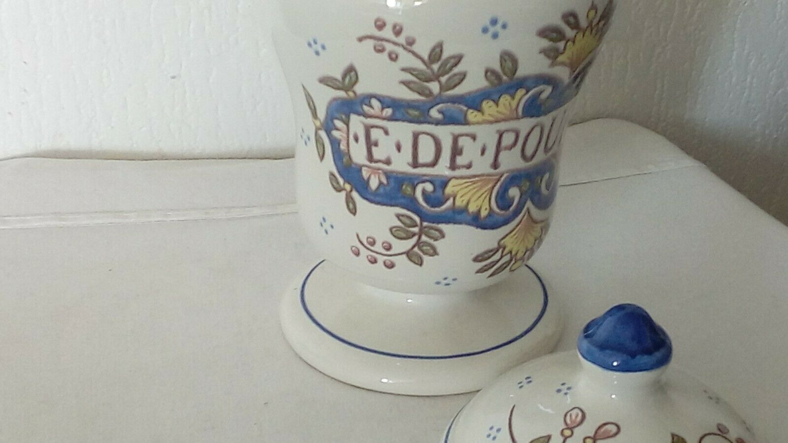 Pharmacy pot in faience