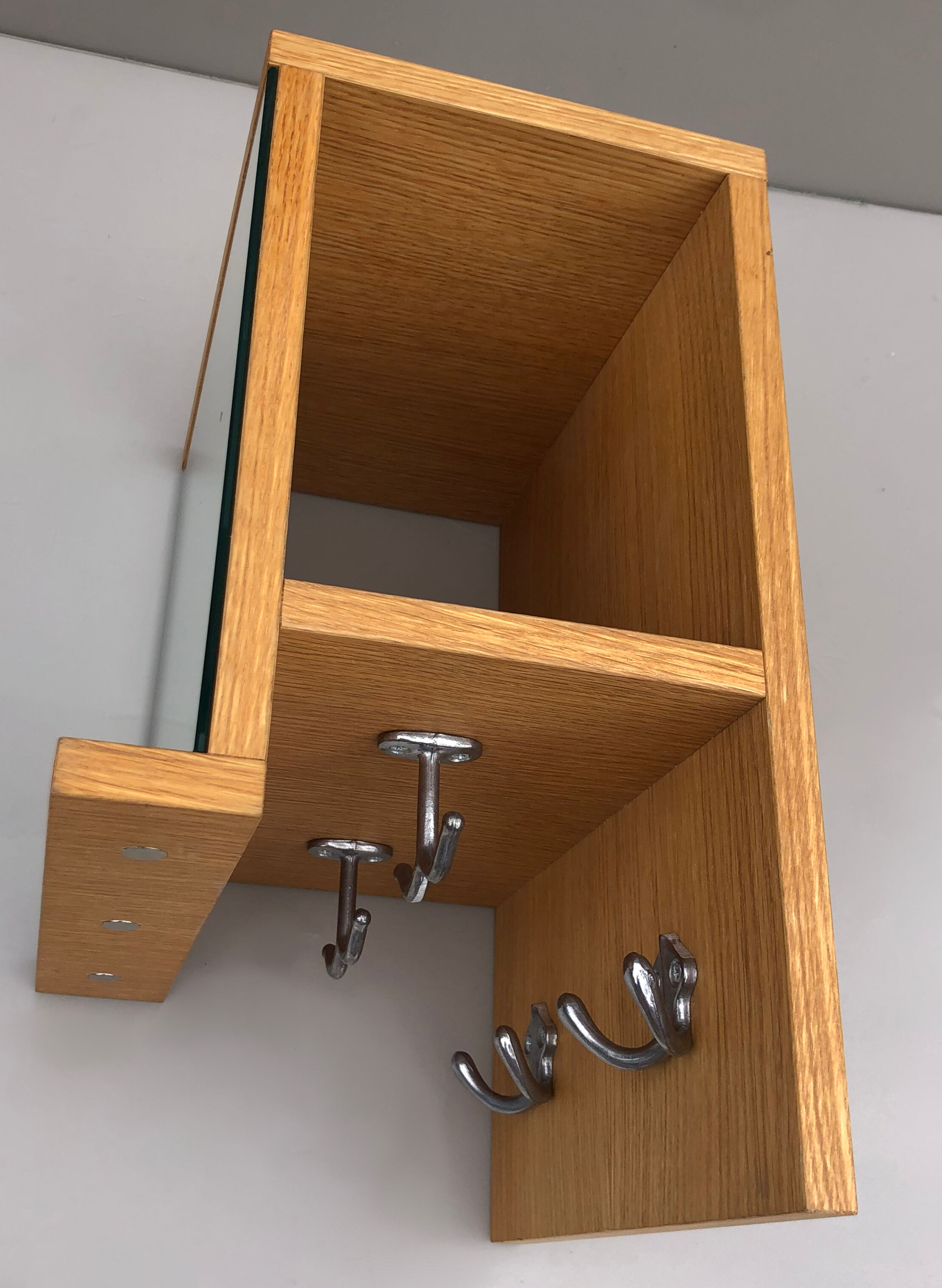 Étagère de lobby scandinave et unité de crochet de manteau avec miroir, chêne suspendu mural et métal par SB Nord