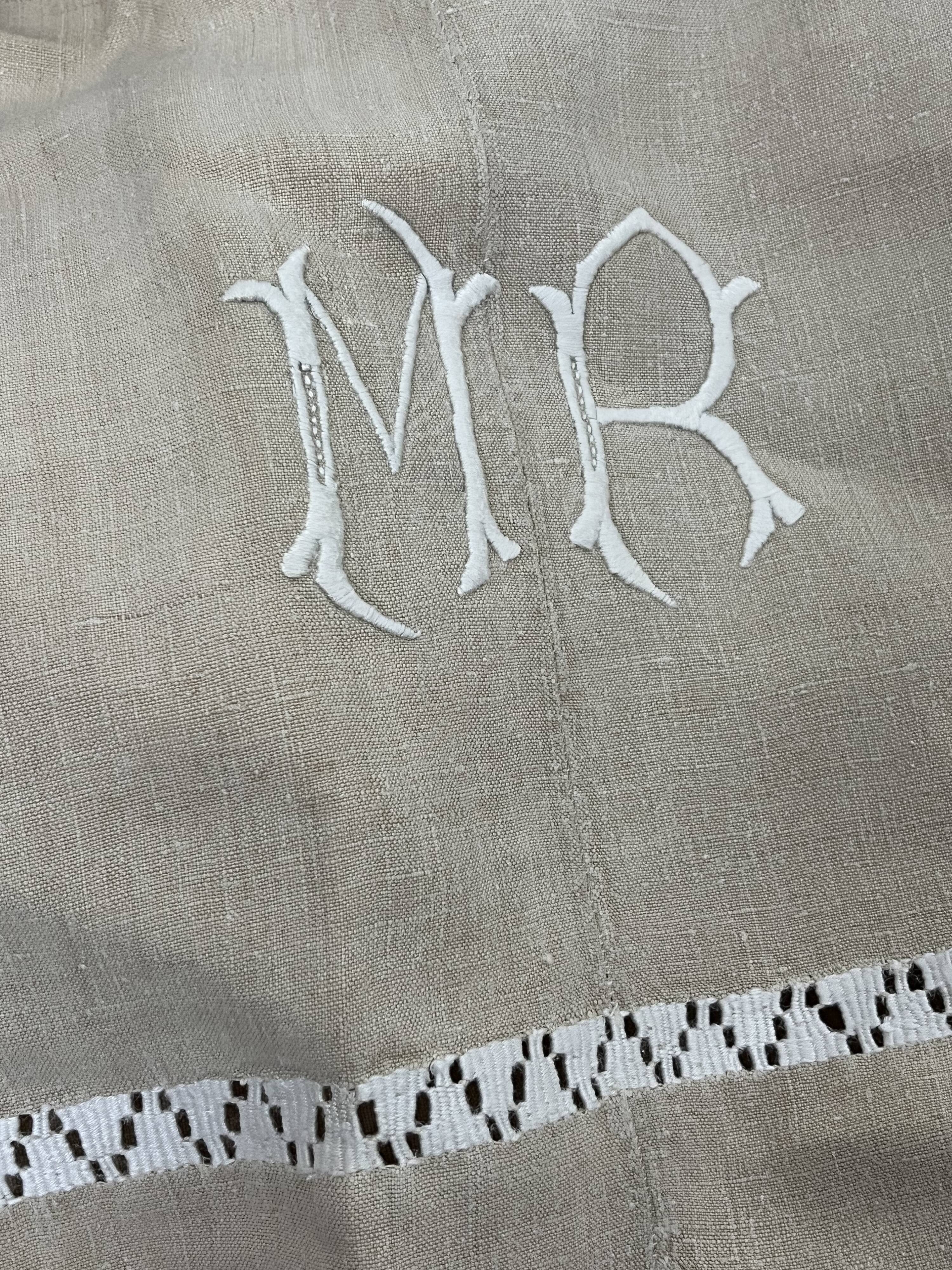 Drap en lin brodé avec monogramme MR