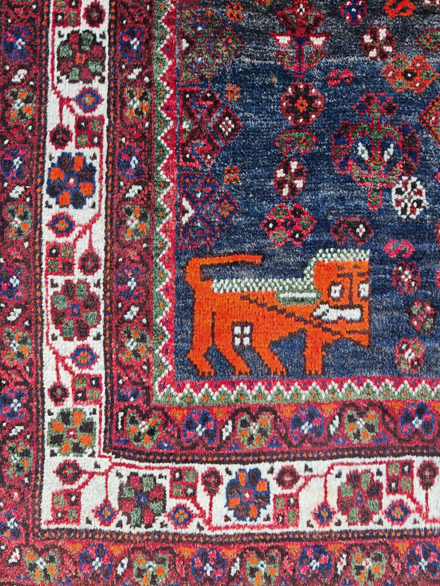 Large Persian carpet XL from Shiraz with Persepolis patterns, hand-knotted in naturally dyed wool.