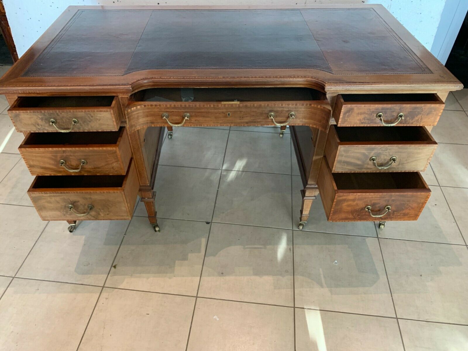 Desk and its rotating armchair England XIX century