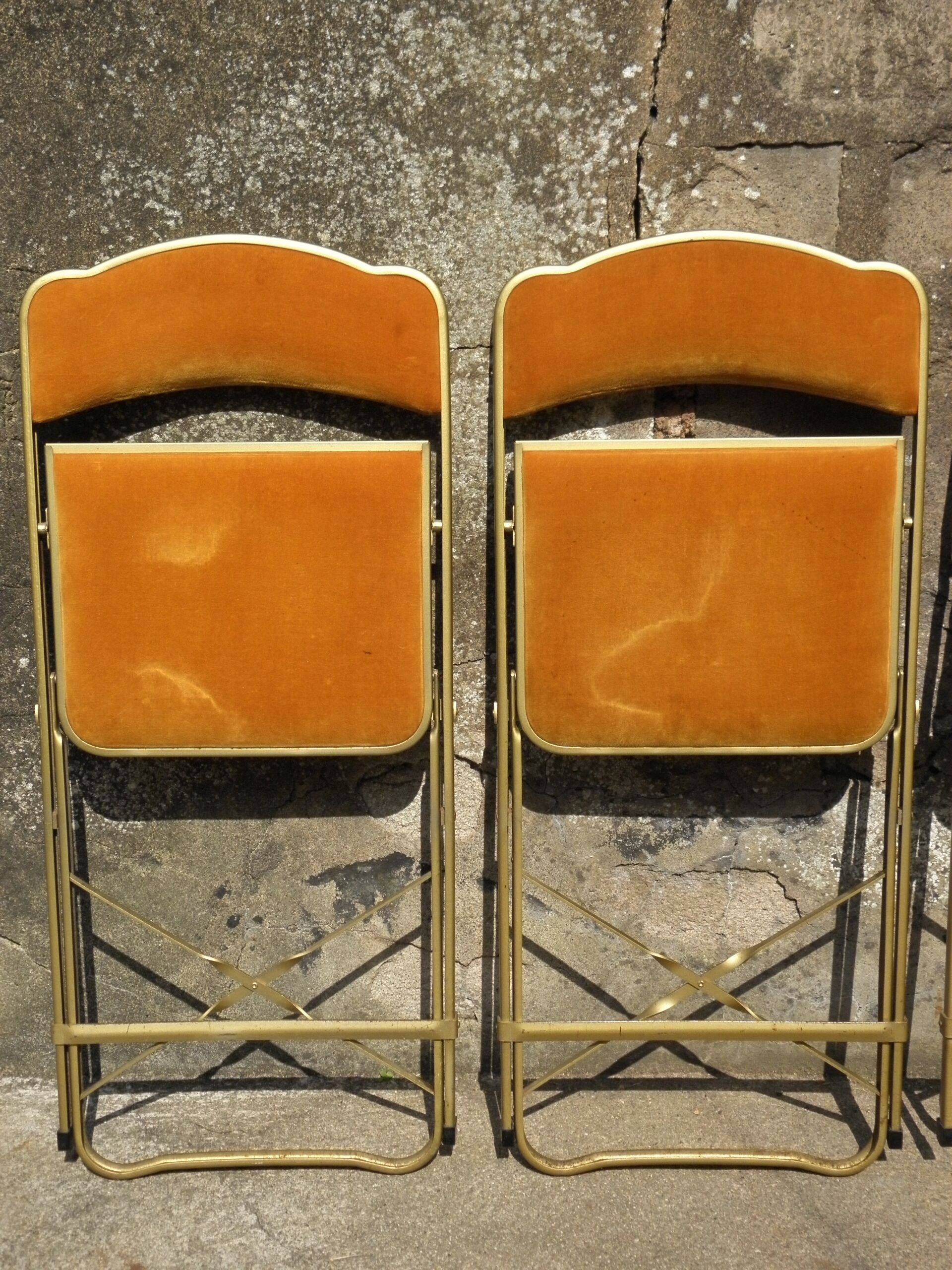 Lot de 6 chaises pliantes en velours et métal doré