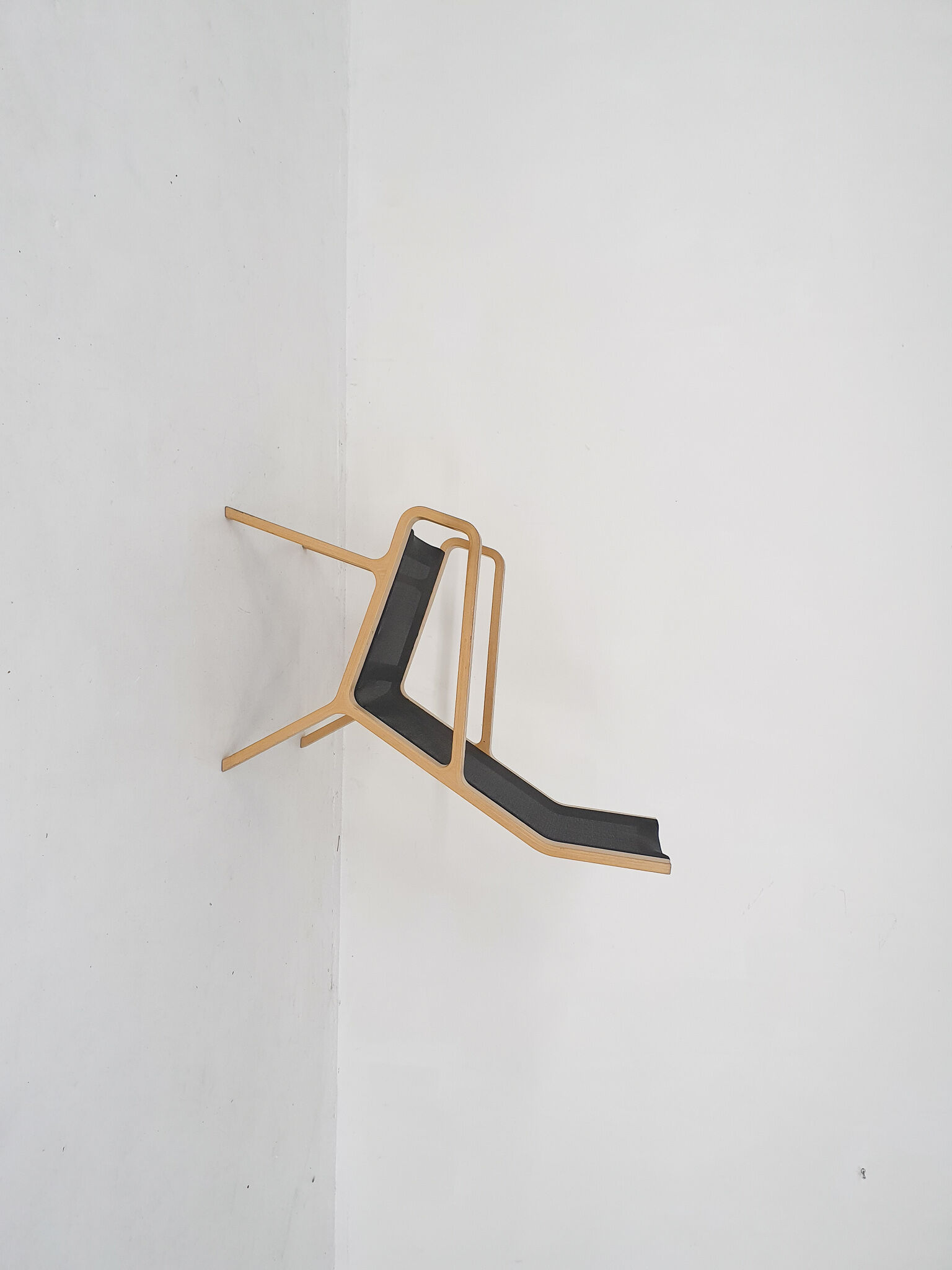 Lamintated beech and gauze design lounge chair