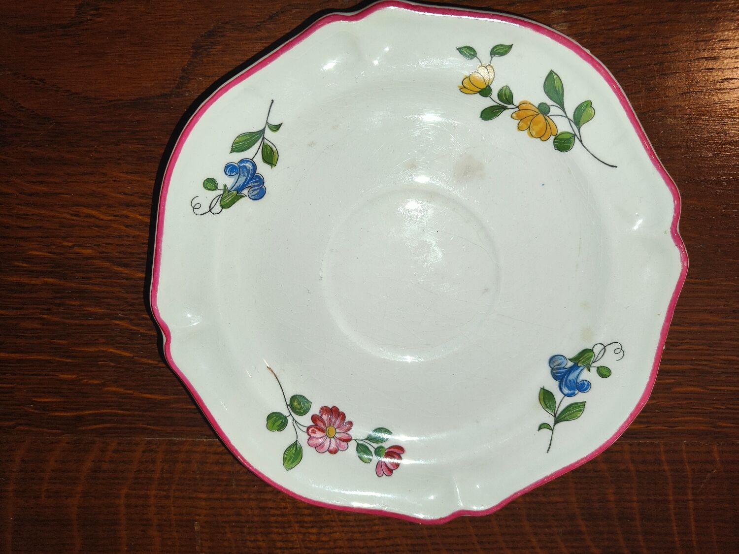 Plate Vieux Saint Amand 1713 with chantournés edges with floral motif