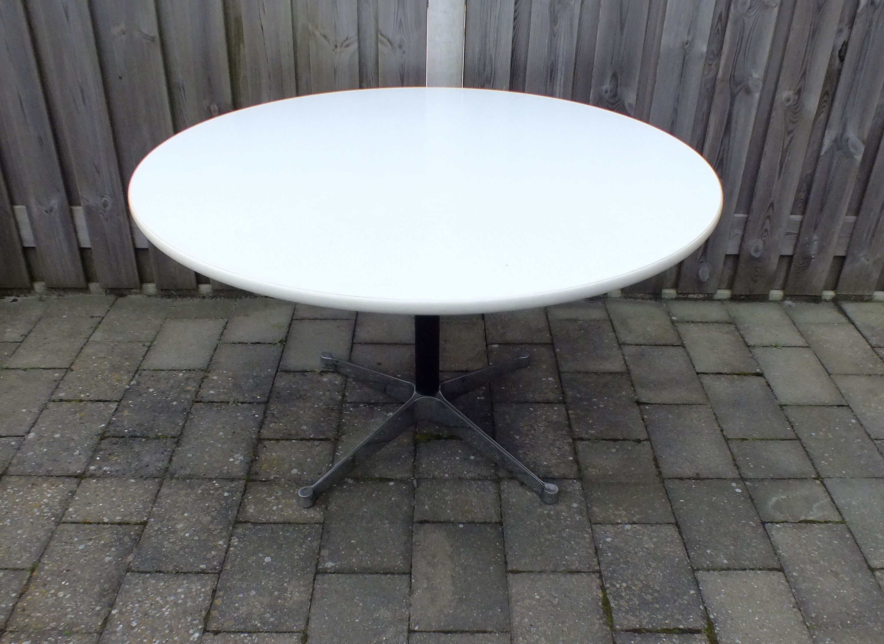 Round dining table by George Nelson for Herman Miller USA 1970s