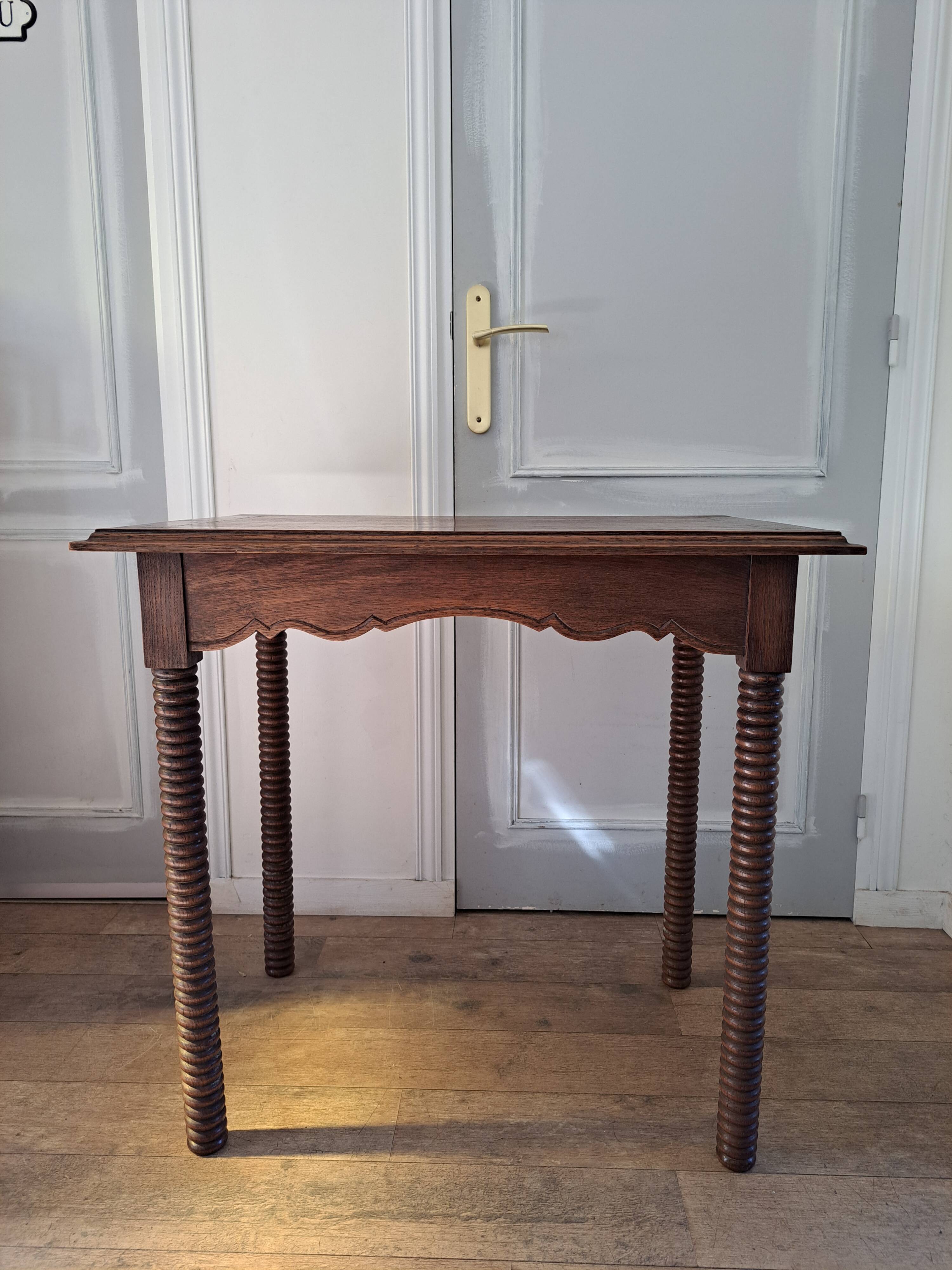 Desk with turned legs