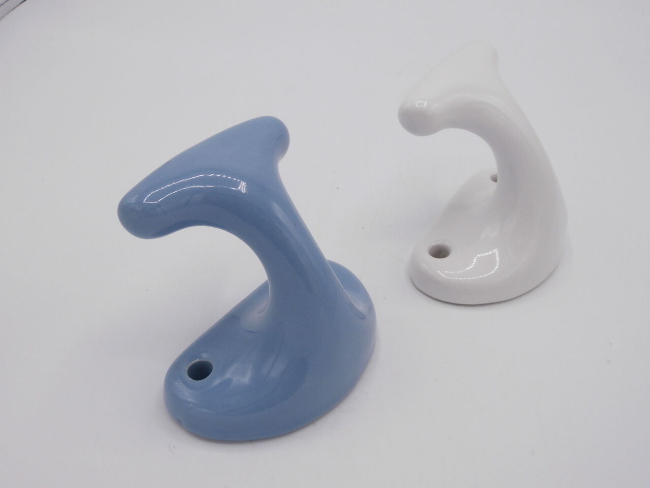 Lot de 2 patères en porcelaine