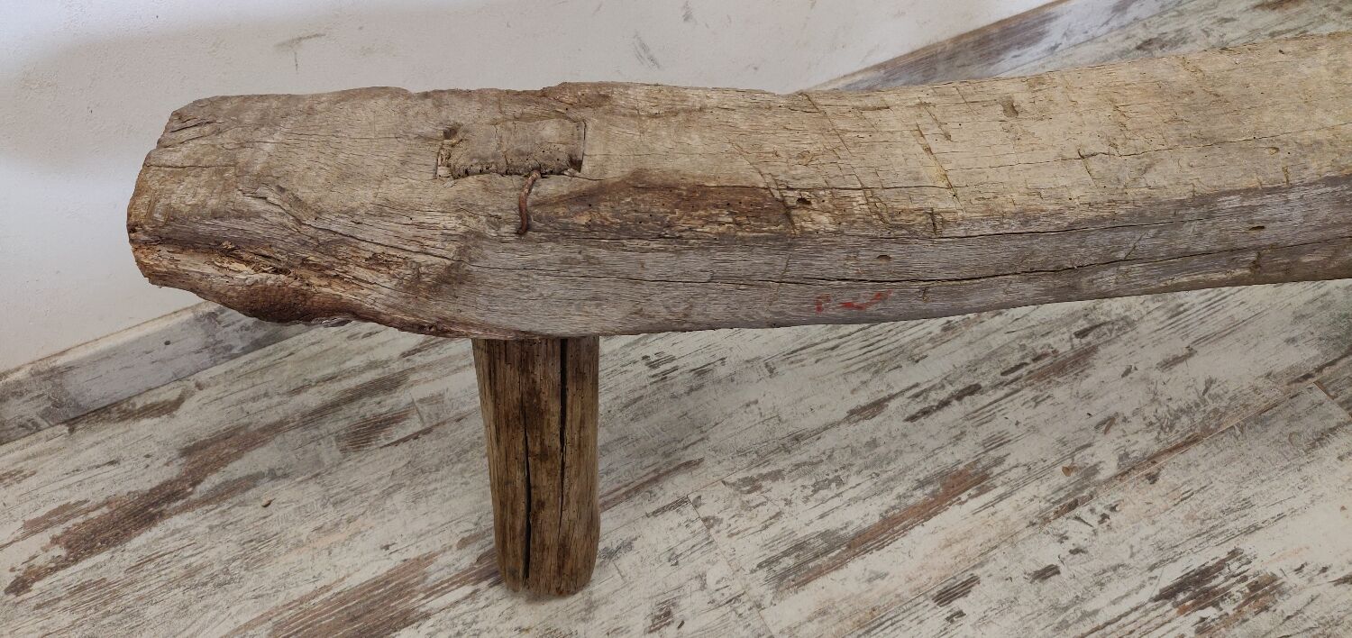 Banc brutaliste atypique