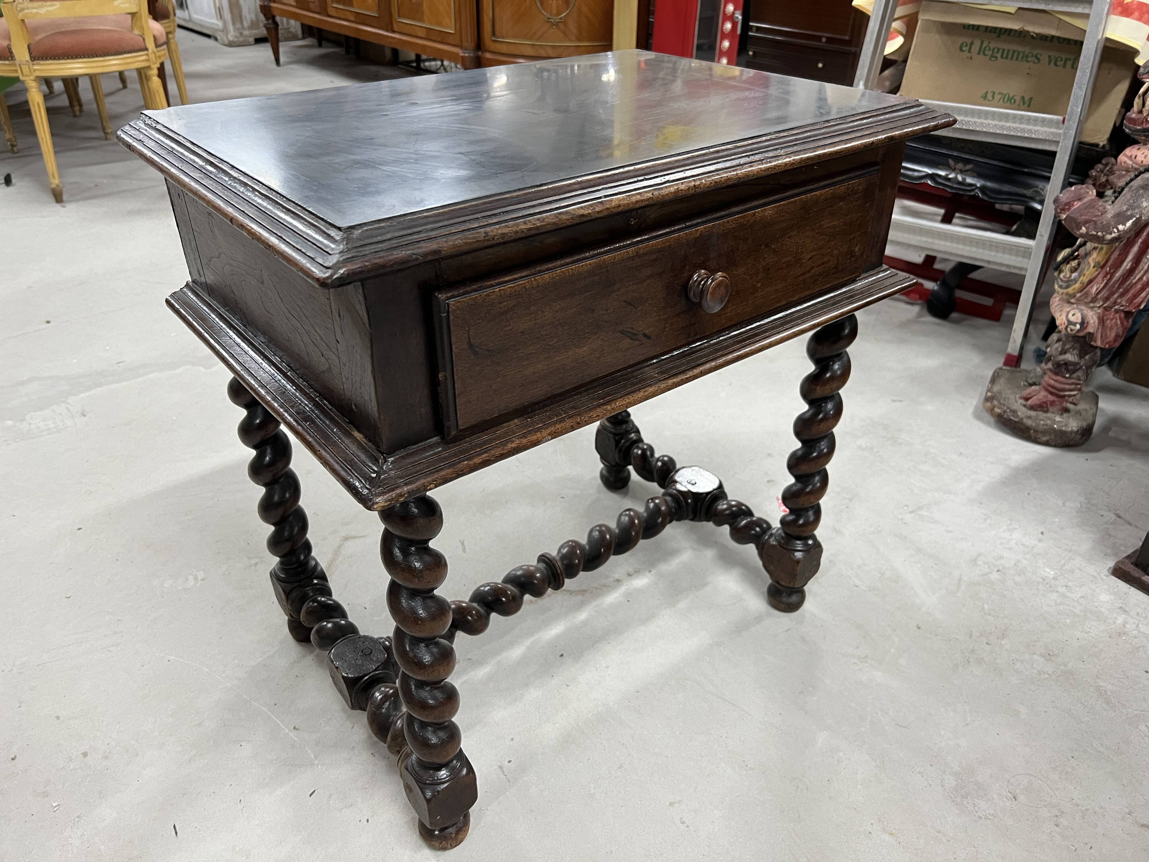 Table d'appoint à pieds torsadés