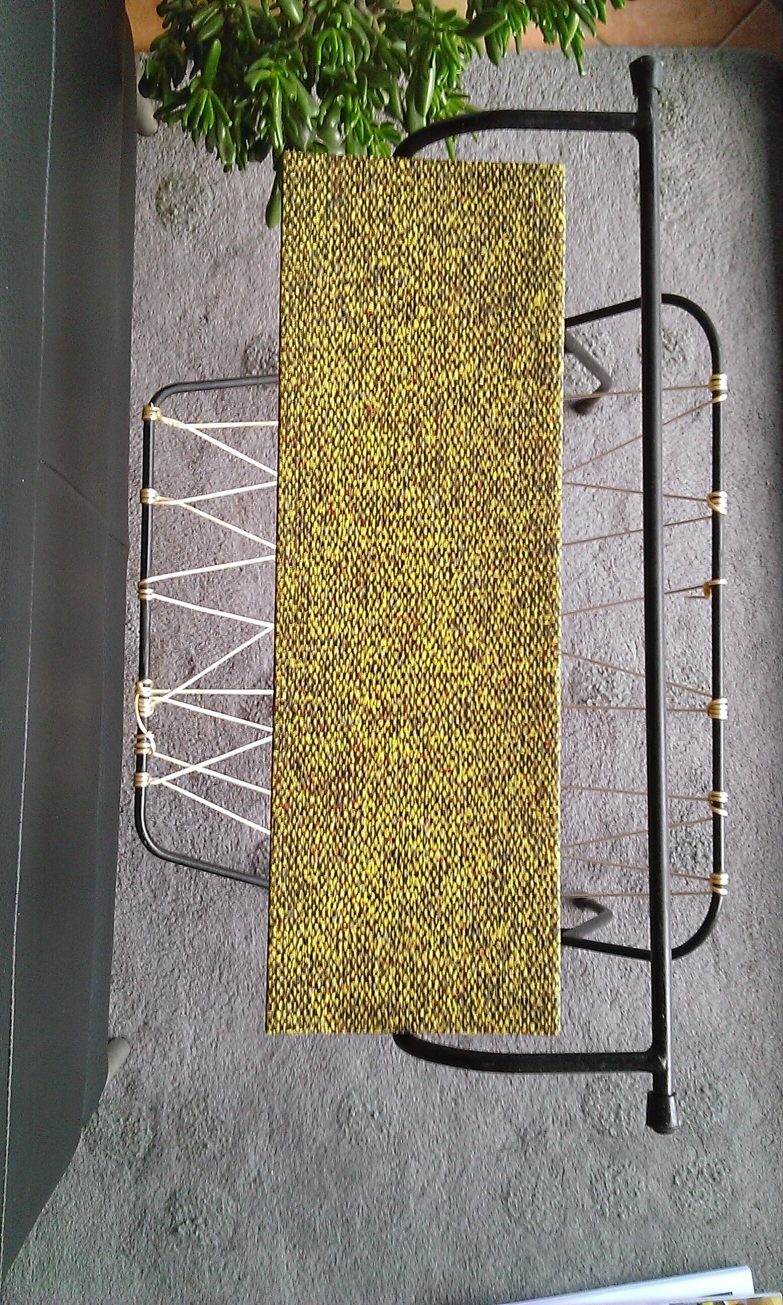 Magazine rack, in wired metal