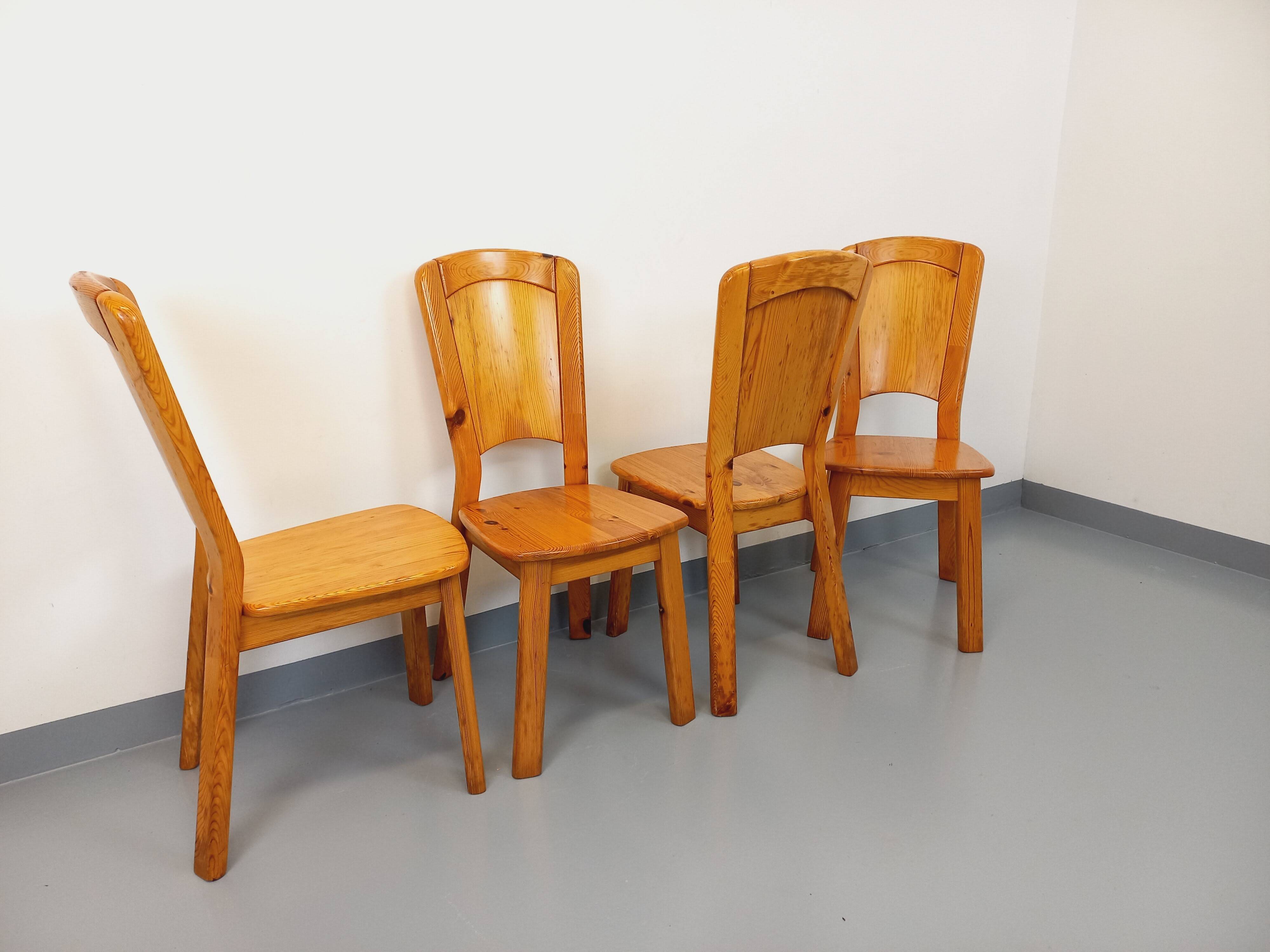 Set of 4 vintage chairs in pine from the 70s