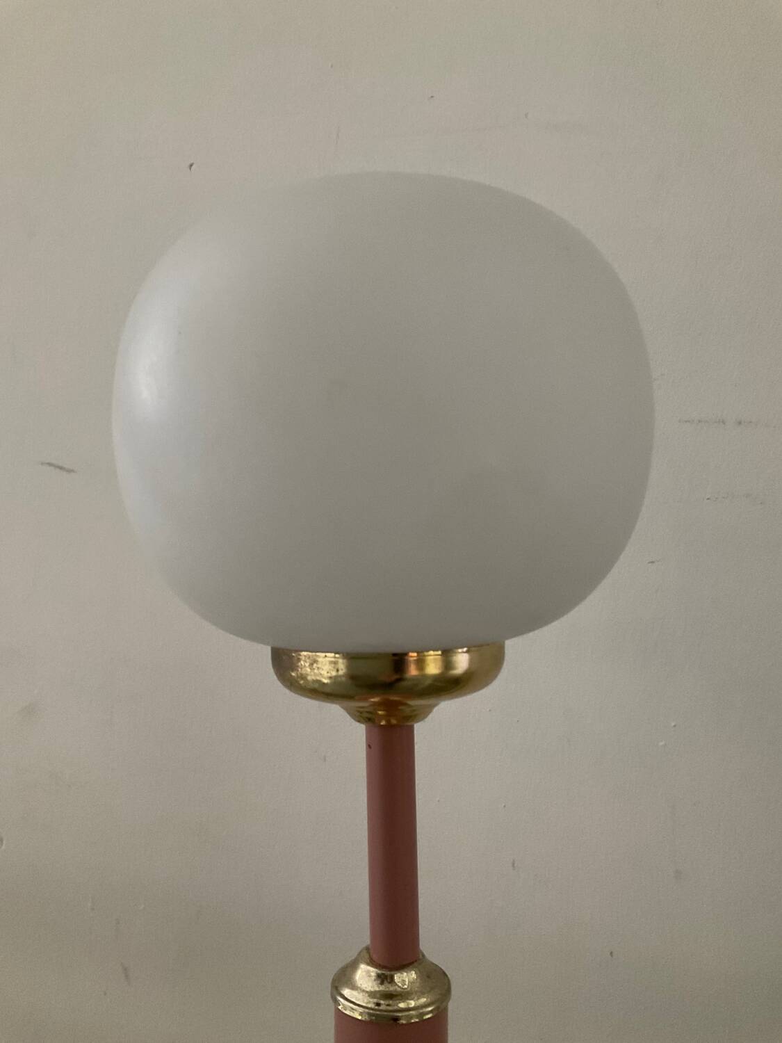 Lampe vintage en métal et opaline années 70